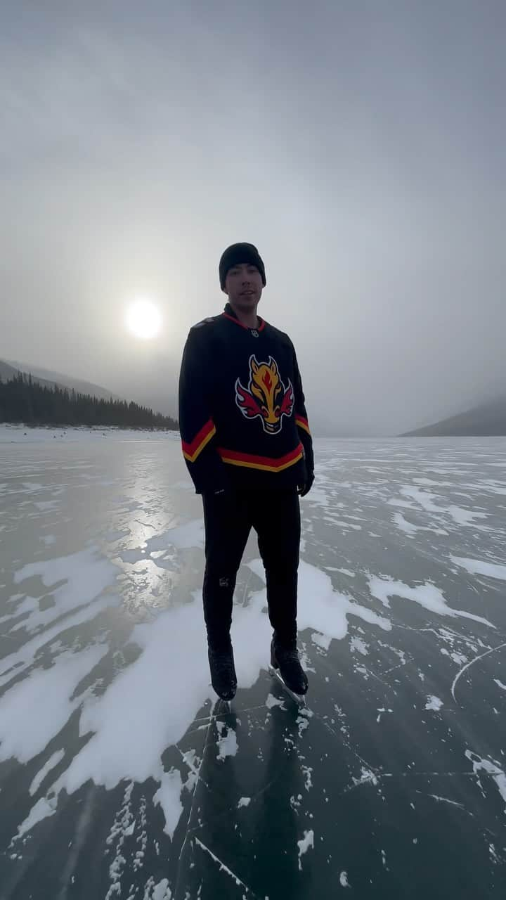 ブライス・シューダックのインスタグラム：「Is this the greatest outdoor rink around?!   Filmed by @alexeimorita  Best jersey in hockey by @nhlflames   #wildice #nhl #calgaryflames #frozenlake #figureskating #hockey #outdoorrink #kananaskis #canmore #alberta #canada  #blasty #jersey」