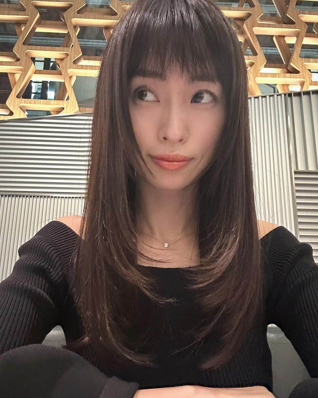 岡本静香さんのインスタグラム写真 - (岡本静香Instagram)「new hair new cut by @abbey_nakamura  そしてチーズがあれば生きていけるの顔」12月6日 18時38分 - shizucat