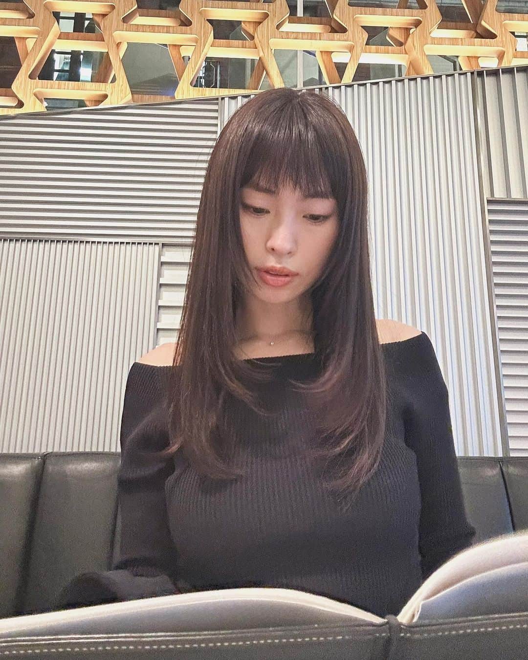 岡本静香のインスタグラム：「new hair new cut by @abbey_nakamura  そしてチーズがあれば生きていけるの顔」