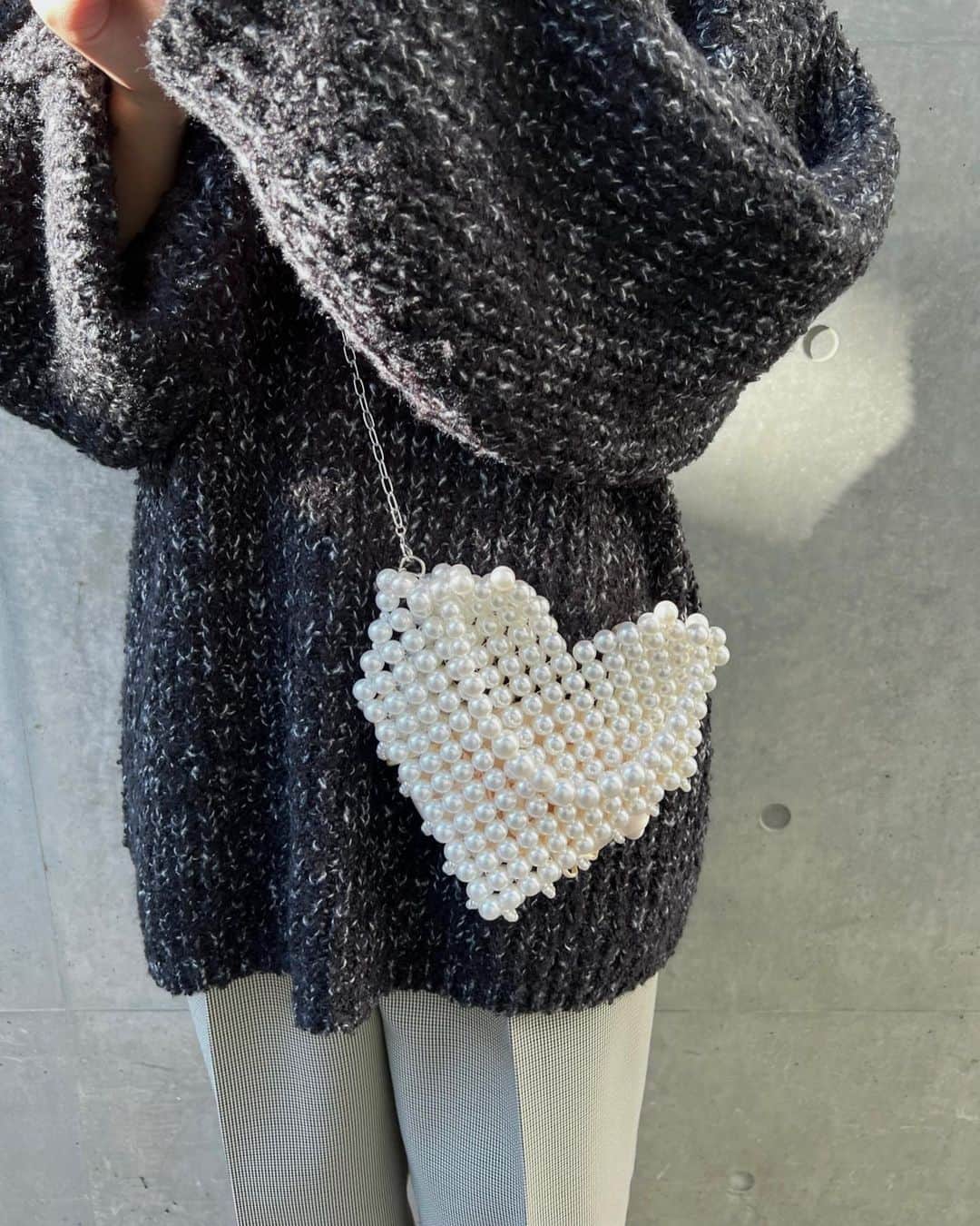 Ameri VINTAGE LUMINE SHINJUKUのインスタグラム：「・  Coming soon———  12/8(Fri)release  HEART LADY PEARL BAG (02321571100) ￥21,450 tax in  ホワイト FREEサイズ  2WAY PEARL TIE NECKLACE (02321571110) ￥8,800 tax in  ホワイト FREEサイズ  @amerivintage #amerivintage  #ameri #ameri_staffsnap #ameri2023autumnwinter」
