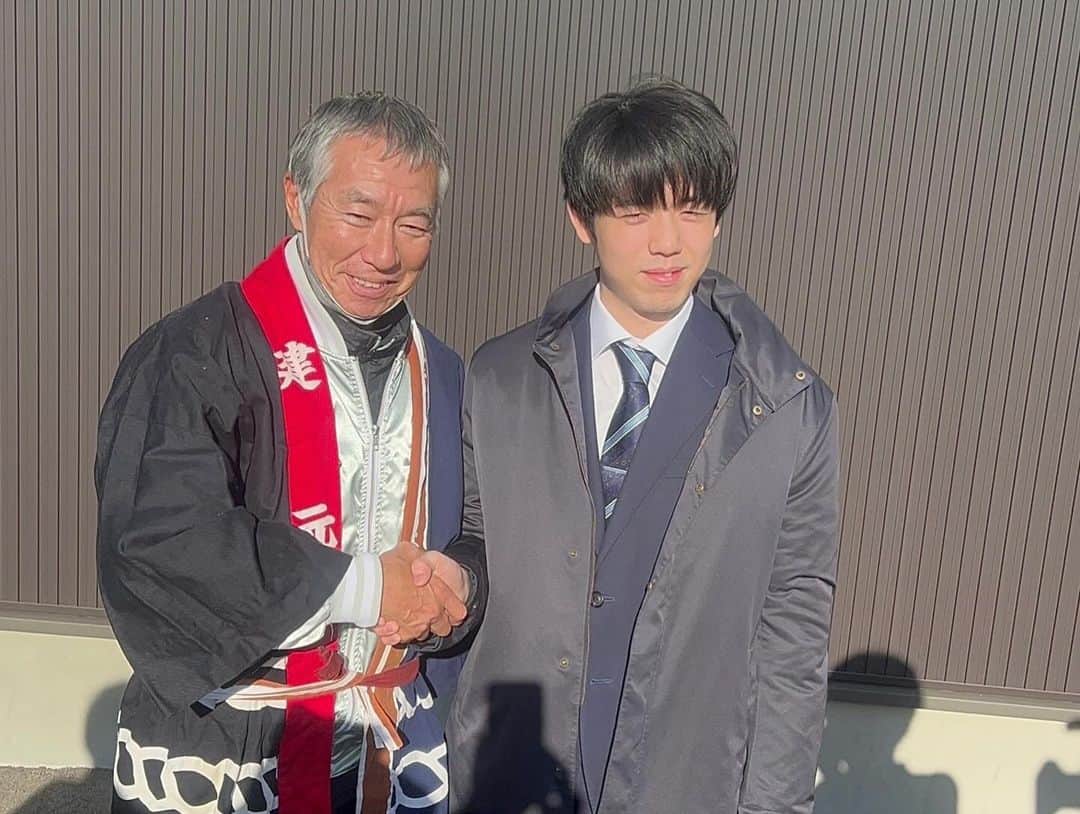 柳葉敏郎さんのインスタグラム写真 - (柳葉敏郎Instagram)「藤井竜王  我が町に来た‼️  オーラ✨✨✨    #藤井聡太 #藤井竜王 #将棋 #刈和野大綱引き #二日町 #五日町」12月6日 18時45分 - toshiro_yanagiba_official
