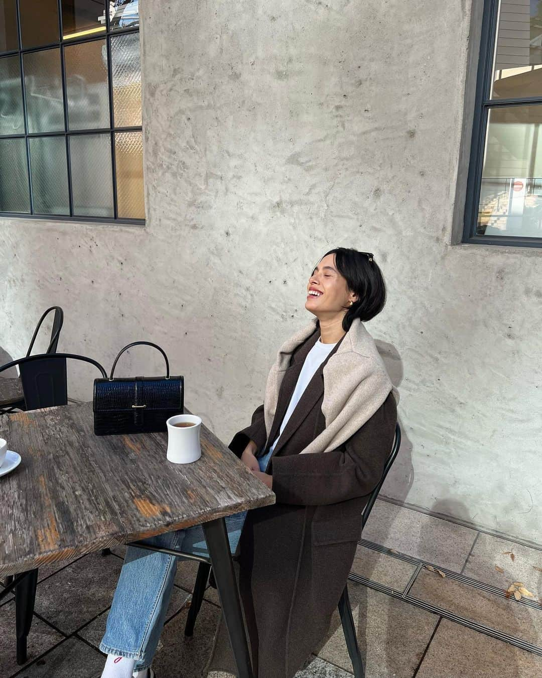 大屋夏南さんのインスタグラム写真 - (大屋夏南Instagram)「December ☕️ 師走ですね🫧バタバタしてるけど、1年頑張ってきた達成感みたいなものを感じる時期でもある😌今日はあったかくて気持ちよかったな☀️  バッグは韓国発の上質でシックな人気レザーバッグブランド @toutyest 👜12/22までAt ZeroBase表参道でPOP UPやってるよ💫  #toutyest_tokyo #PR」12月6日 20時25分 - __kana_oya__