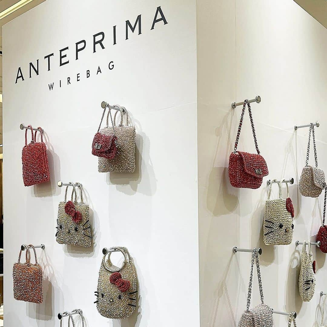 毛利愛美のインスタグラム：「@anteprima_japan  三越銀座店 本館1階で開催されているPOP-UPに 行ってきました🧳♡ 結婚式やお出かけの日など、どんなシーンにも使えるANTEPRIMAのバック♡ 私はベストセラーのひとつにもなっているLUCCHETTOのオーロラホワイトを選びました⛄️♡ キラキラしていてとにかく可愛い…🫶 お気に入りの鞄がまたひとつ増えました！ クリスマスプレゼントにもぜひ♡  お家のクリスマスツリーの前でも📷🎄♡ POP-UP期間12/6〜12/12 📍開催場所:三越銀座店　本館1階プロモーション  #anteprima #アンテプリマ#PR」