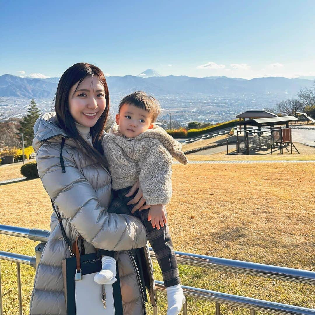 mimiさんのインスタグラム写真 - (mimiInstagram)「山梨旅行🗻 めちゃくちゃ寒いと思ったけど 昨日の東京も極寒でした🤣  息子とブラウンコーデ👦🤎 @aprince.2   また泊まったお宿も投稿します☺️ ・ #リンクコーデ  #親子コーデ #親子リンクコーデ #ブラウンコーデ #子連れ旅行 #親子旅行 #mimi国内旅行記 #mimi旅行記 #山梨市 #山梨旅行 #フルーツ公園 #山梨県笛吹川フルーツ公園 #男の子ママ #1歳児 #1歳男の子 #ママコーデ #1歳5ヶ月 #男の子ベビー #ベビスタグラム #親バカ部ig_baby #男の子コーデ #ワントーンコーデ #おしゃれさんと繋がりたい #服好きな人と繋がりたい #mimi服🐹」12月6日 18時40分 - chan.mi3