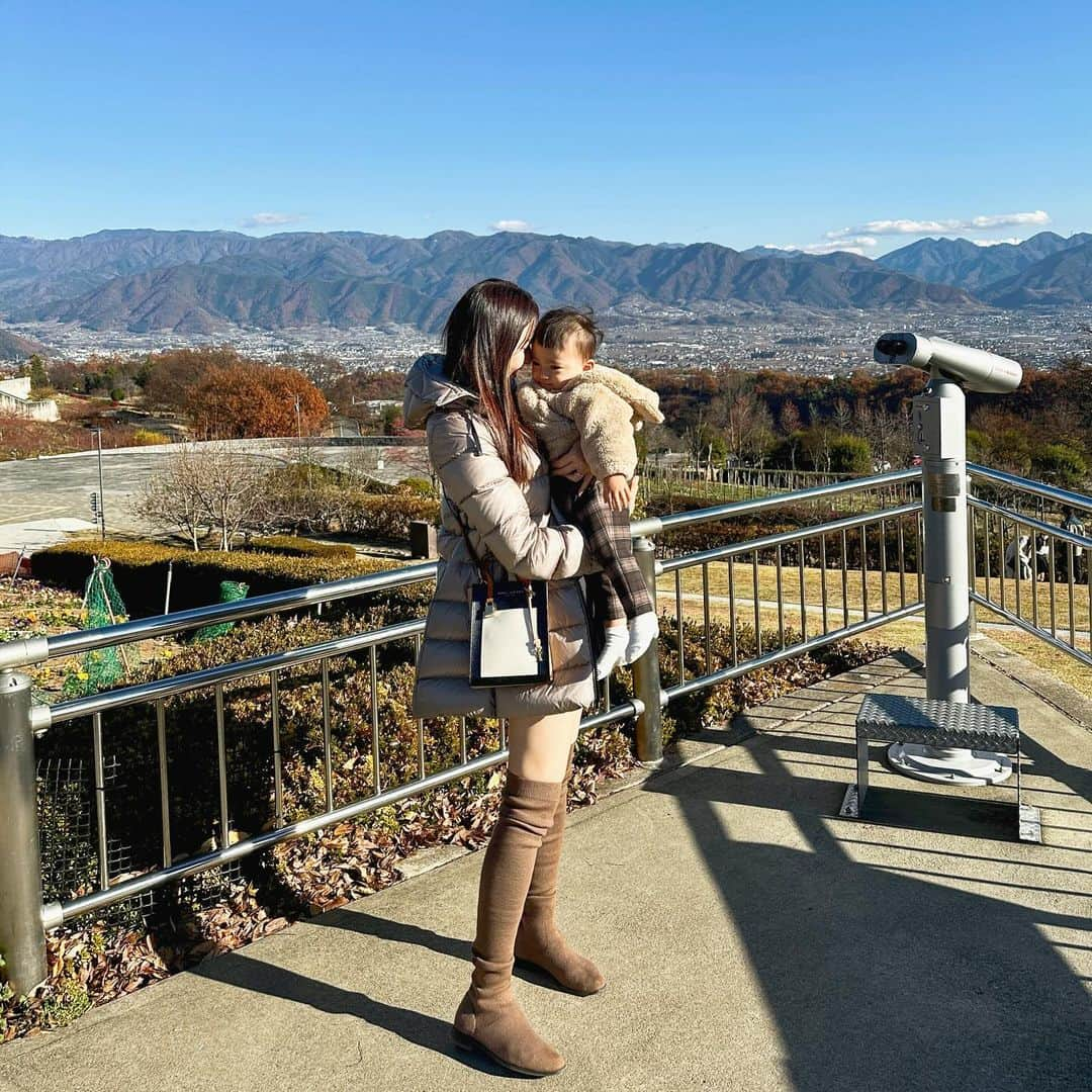 mimiのインスタグラム：「山梨旅行🗻 めちゃくちゃ寒いと思ったけど 昨日の東京も極寒でした🤣  息子とブラウンコーデ👦🤎 @aprince.2   また泊まったお宿も投稿します☺️ ・ #リンクコーデ  #親子コーデ #親子リンクコーデ #ブラウンコーデ #子連れ旅行 #親子旅行 #mimi国内旅行記 #mimi旅行記 #山梨市 #山梨旅行 #フルーツ公園 #山梨県笛吹川フルーツ公園 #男の子ママ #1歳児 #1歳男の子 #ママコーデ #1歳5ヶ月 #男の子ベビー #ベビスタグラム #親バカ部ig_baby #男の子コーデ #ワントーンコーデ #おしゃれさんと繋がりたい #服好きな人と繋がりたい #mimi服🐹」