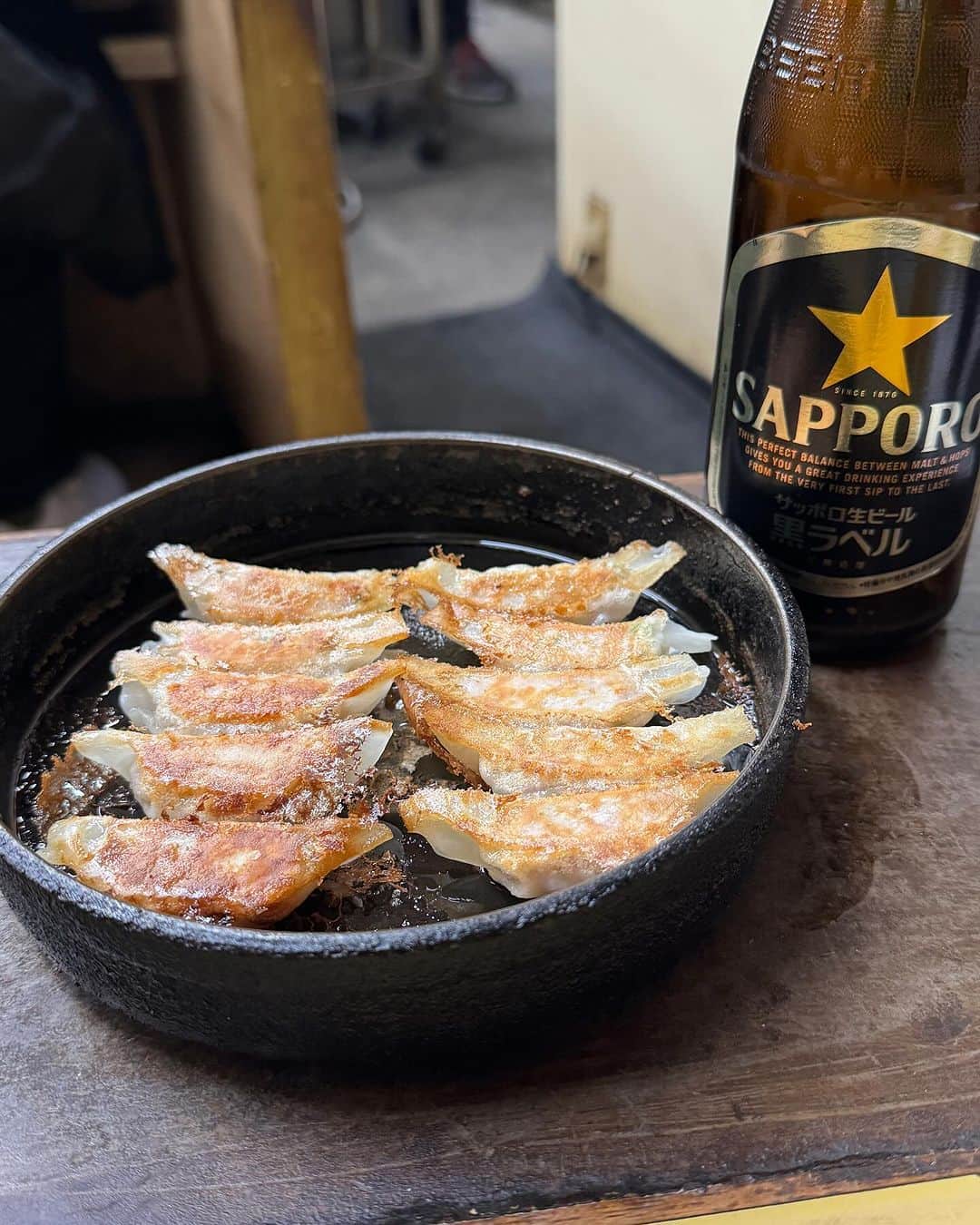 永島知洋のインスタグラム：「やっぱりうまいんよなー。 鉄鍋餃子。 うまいのよ。 #永島知洋 #鉄鍋餃子 #黒崎」