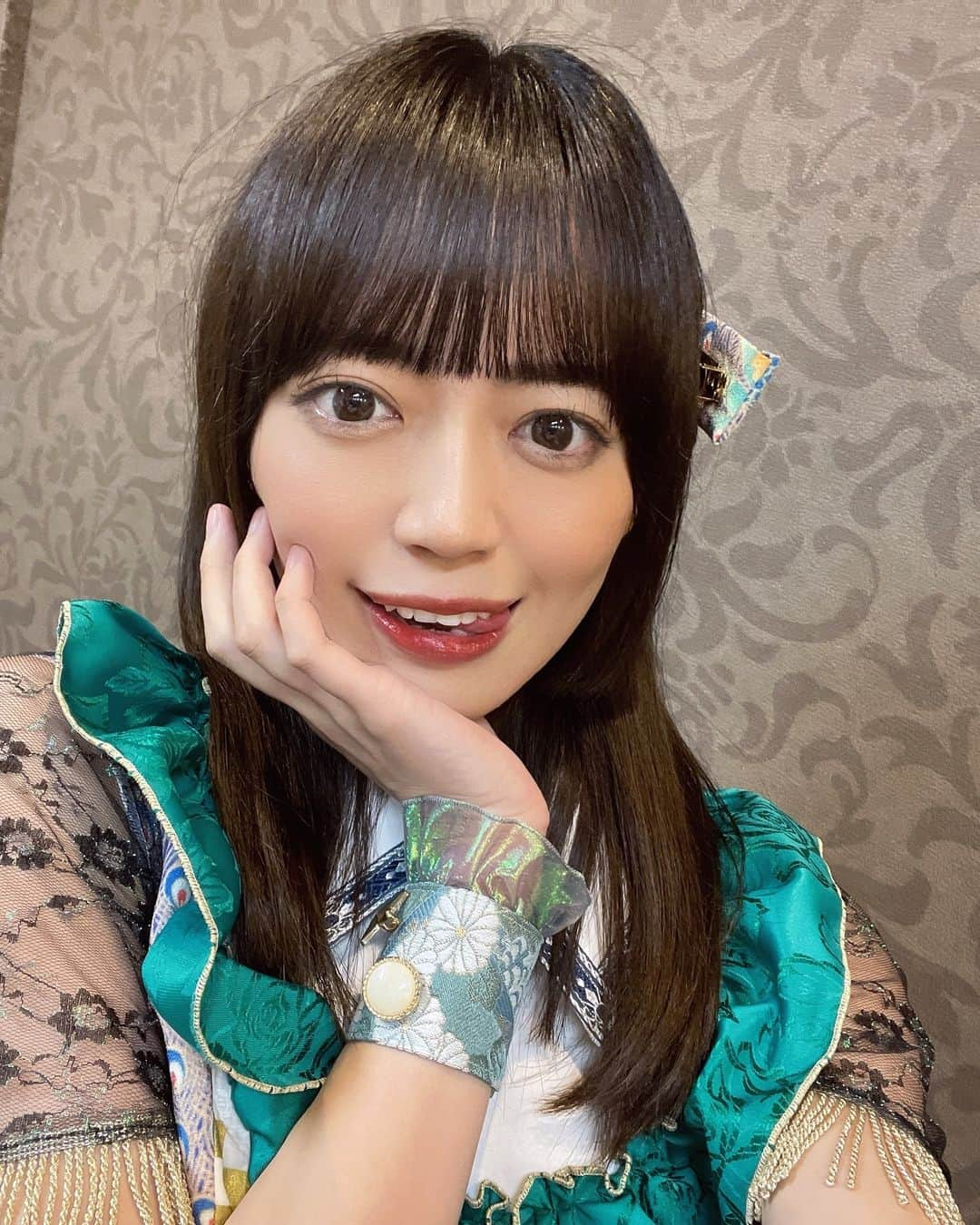 佐藤絵里香のインスタグラム：「...  昨日はワンマンライブありがとうございました💚  新衣装に新曲に…🫧  今日は朝起きたら体がバッキバキだった😹 良い余韻😋💚笑  . . . #アイドル #followme #japanesegirl #japaneseidol #衣装 #アイドル衣装 #姫カット #アイドルヘア」