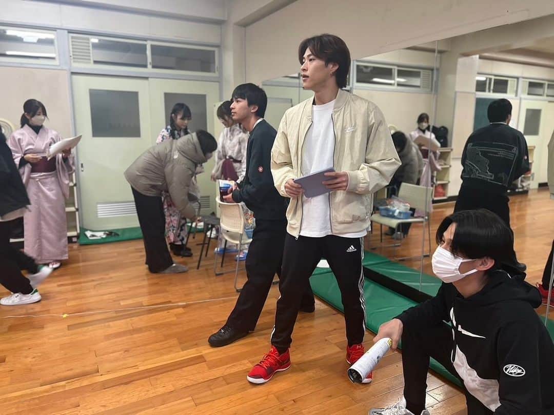山口託矢さんのインスタグラム写真 - (山口託矢Instagram)「稽古風景🫣 何故タブレット持ってるんでしょうね笑 . .  片肌☆倶利伽羅紋紋一座「ざ☆くりもん」第29回新春本公演 『玉章恋慕』たまずされんぼ  2024年1月3日(水)～８日(月・祝) 於・シアターグリーンBIG TREE THEATER  薄墨に書く玉章の思いして 　早く苦界をそらかしく  脚本演出統括　朝比奈文邃 演出補佐　上田郁代  1月3日(水)13:00纏組※ 公開ゲネプロ/ 19:00 火組 1月4日(木)13:00火組●☆ / 19:00 纏組●☆ 1月５日(金)13:00 纏組 ☆ / 19:00 火組☆ 1月６日(土)13:00 纏組 / 18:00 火組☆ 1月７日(日)13:00 火組　　 / 18:00 纏組 1月８日(月)12:00 纏組　　 / 17:00 火組★  ●…配信あり　☆…アフターイベント　 ★…リピーター特典「サウンドチェックツアー」  「サウンドチェックツアー」…8公演観劇で開演前の舞台上での合わせ稽古をご覧いただけます。 ※1月3日(水)13:00纏組は公開ゲネプロ公演（リピーター特典の公演回数に含まれません）  [チケット] 12月1日（金）10:00〜予約開始 SS席8,500円 S席6,500円 A席5,500円(最後尾・または見えずらいお席の案内になります) 公開ゲネプロ5,000円  URLからご予約下さい。 https://ticket.corich.jp/apply/287889/013/  [配信公演チケット] 3,500円（配信特典：限定動画の視聴ができます) チケット販売URL http://confetti-web.com/kurimon2024  ［キャスト］ 山田拓未　古賀成美　村瀬文宣　末永みゆ　笠原織人　いわたまあり　Kuro　松波優輝　髙橋茉里奈　山口託矢　森山小百合　佐倉希望　野田セリナ  大野清志　七海なな　PAO  火組（Wキャスト） 江畑浩規　武岡宏樹　蓮見美羽　辻野花　安部生吹  纏組（Wキャスト） 大天雄喜　加藤香織　関口恵那　佐藤蓮　田中雅士  桐山京　川手ふきの　西川智宏  ダンサー 夢　茉莉奈  火組ダンサー（Wキャスト） LOVE　河内櫻子　夏波　KYaNA　Kino  纏組ダンサー（Wキャスト） KANAE　Mi-min　Rio　yukatan　Yuki Zemba  #くりもん  #玉章恋慕」12月6日 18時43分 - taku_ya_maguchi