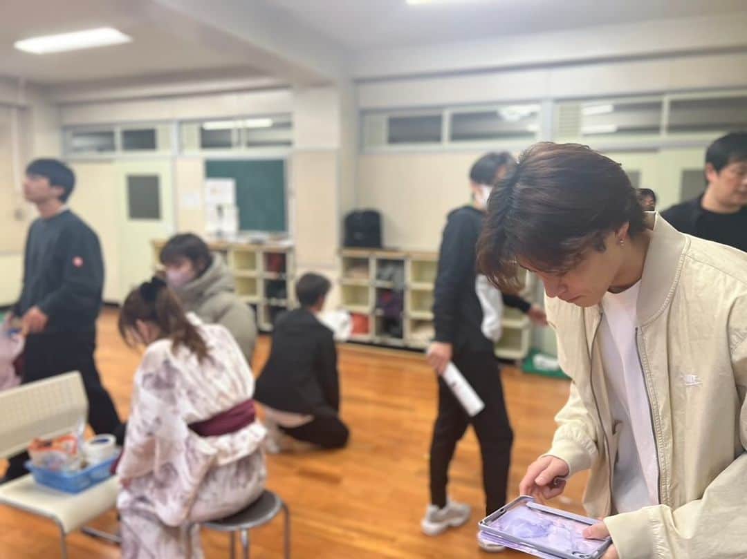 山口託矢さんのインスタグラム写真 - (山口託矢Instagram)「稽古風景🫣 何故タブレット持ってるんでしょうね笑 . .  片肌☆倶利伽羅紋紋一座「ざ☆くりもん」第29回新春本公演 『玉章恋慕』たまずされんぼ  2024年1月3日(水)～８日(月・祝) 於・シアターグリーンBIG TREE THEATER  薄墨に書く玉章の思いして 　早く苦界をそらかしく  脚本演出統括　朝比奈文邃 演出補佐　上田郁代  1月3日(水)13:00纏組※ 公開ゲネプロ/ 19:00 火組 1月4日(木)13:00火組●☆ / 19:00 纏組●☆ 1月５日(金)13:00 纏組 ☆ / 19:00 火組☆ 1月６日(土)13:00 纏組 / 18:00 火組☆ 1月７日(日)13:00 火組　　 / 18:00 纏組 1月８日(月)12:00 纏組　　 / 17:00 火組★  ●…配信あり　☆…アフターイベント　 ★…リピーター特典「サウンドチェックツアー」  「サウンドチェックツアー」…8公演観劇で開演前の舞台上での合わせ稽古をご覧いただけます。 ※1月3日(水)13:00纏組は公開ゲネプロ公演（リピーター特典の公演回数に含まれません）  [チケット] 12月1日（金）10:00〜予約開始 SS席8,500円 S席6,500円 A席5,500円(最後尾・または見えずらいお席の案内になります) 公開ゲネプロ5,000円  URLからご予約下さい。 https://ticket.corich.jp/apply/287889/013/  [配信公演チケット] 3,500円（配信特典：限定動画の視聴ができます) チケット販売URL http://confetti-web.com/kurimon2024  ［キャスト］ 山田拓未　古賀成美　村瀬文宣　末永みゆ　笠原織人　いわたまあり　Kuro　松波優輝　髙橋茉里奈　山口託矢　森山小百合　佐倉希望　野田セリナ  大野清志　七海なな　PAO  火組（Wキャスト） 江畑浩規　武岡宏樹　蓮見美羽　辻野花　安部生吹  纏組（Wキャスト） 大天雄喜　加藤香織　関口恵那　佐藤蓮　田中雅士  桐山京　川手ふきの　西川智宏  ダンサー 夢　茉莉奈  火組ダンサー（Wキャスト） LOVE　河内櫻子　夏波　KYaNA　Kino  纏組ダンサー（Wキャスト） KANAE　Mi-min　Rio　yukatan　Yuki Zemba  #くりもん  #玉章恋慕」12月6日 18時43分 - taku_ya_maguchi