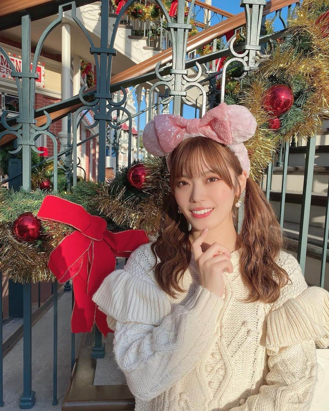 林茜実里さんのインスタグラム写真 - (林茜実里Instagram)「🎄🏰🩷　 : : クリスマスディズニー : このもこもこのピンクのカチューシャ販売告知された時から絶対ゲットするって決めてた✨笑 : #ディズニー #ディズニーランド #ディズニーカチューシャ #ディズニーコーデ  #ディズニークリスマス」12月6日 18時43分 - amirihayashi_pimms