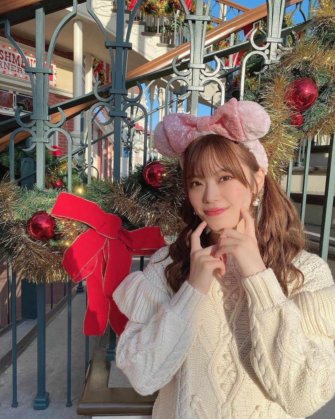 林茜実里のインスタグラム：「🎄🏰🩷　 : : クリスマスディズニー : このもこもこのピンクのカチューシャ販売告知された時から絶対ゲットするって決めてた✨笑 : #ディズニー #ディズニーランド #ディズニーカチューシャ #ディズニーコーデ  #ディズニークリスマス」