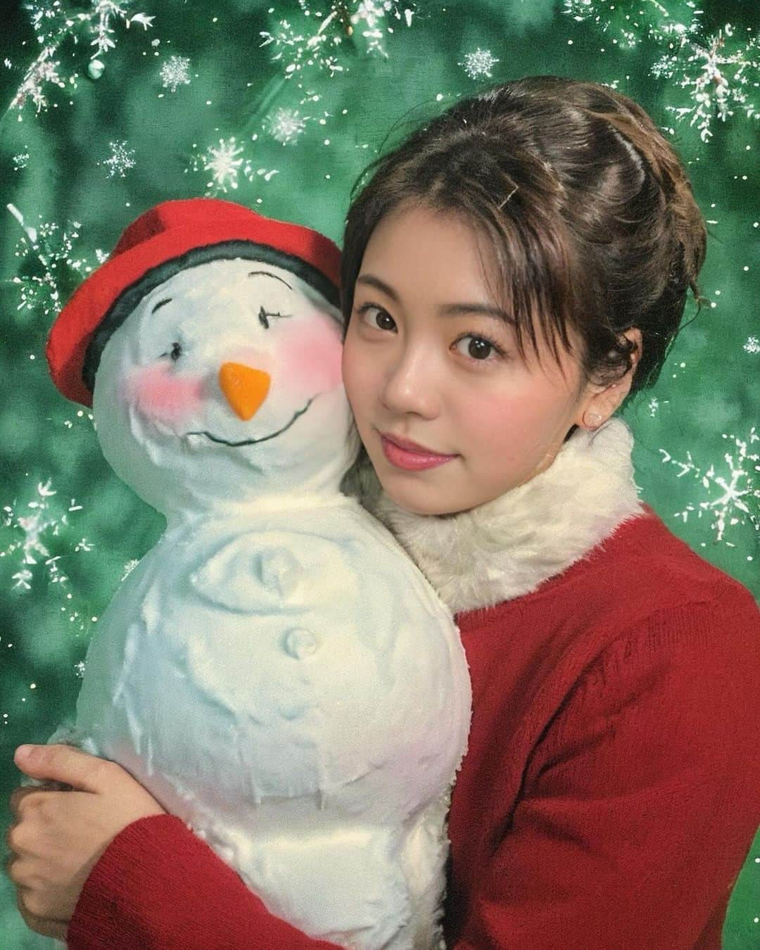 加藤愛梨のインスタグラム：「EPIKの「AIクリスマス」🎅🏻🎄💞を試してみたよ~~🎶❤︎  写真を入れると、AIが海外ドラマのクリスマスシーンみたいな写真を作成してくれるの！ 今まで出会ったことのない色んな自分が見れた気がして楽しい😂🫶  どれが一番好きー？😳  友達へのクリスマスプレゼントに、これで可愛いカードなんかも作れちゃう👏特別感もあって笑って貰えたら嬉しいね🫶   #PR #EPIK #AIクリスマス @epik_japan」