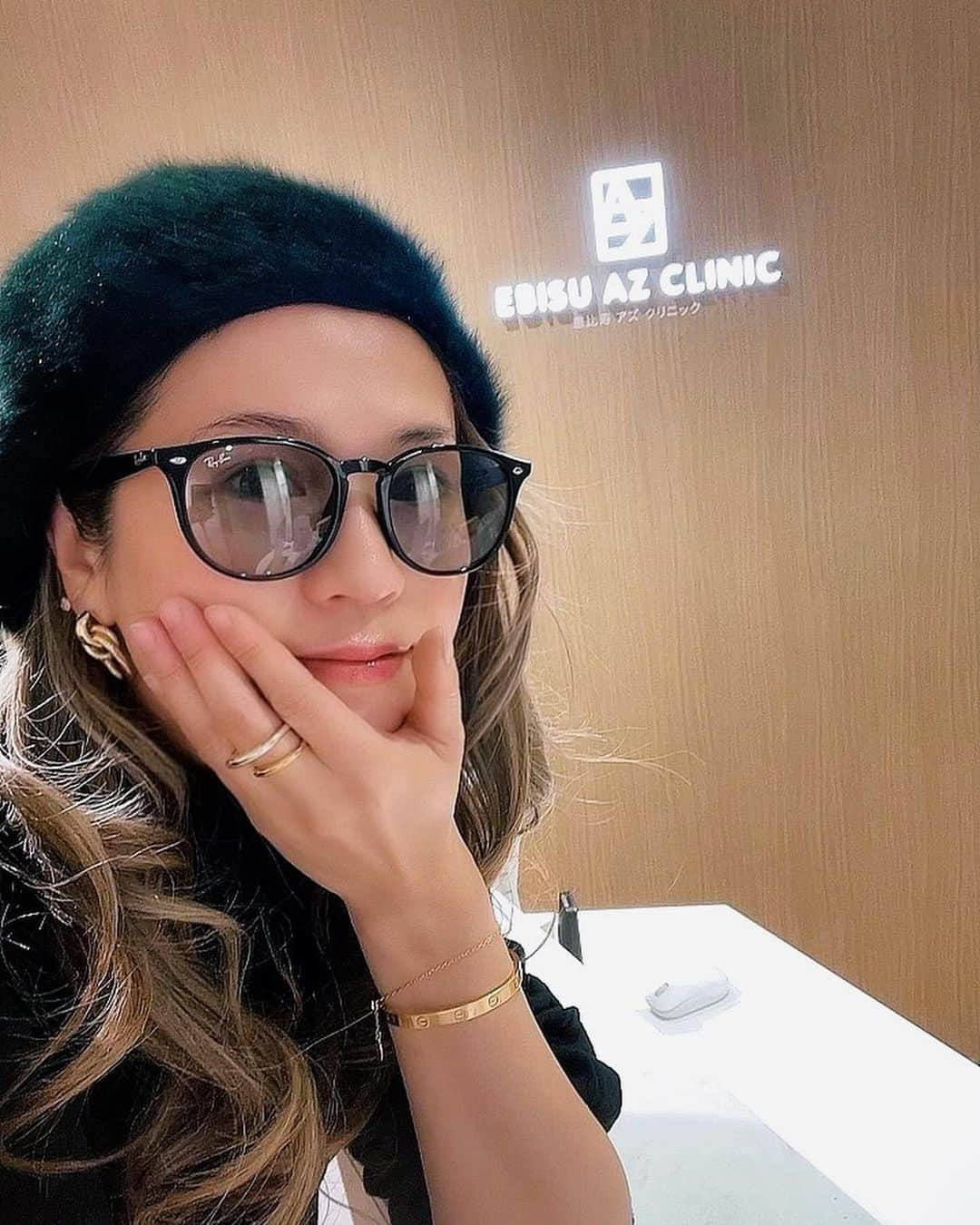 彩希エリナのインスタグラム：「日本に帰国して、 @ebisu_az_clinic へレッツゴーしてきました✨  初めてVISIAという機械で、今の肌年齢や将来出てくる可能性のある隠れシミやシワなど、色々と細かく調べてもらったよ🔍  そして初めてマヌカピーリングとビタミンCを導入するエレクトロポレーションとかっていうのをやってもらった💆‍♀️✨  蜂蜜🍯食べれないけど、塗るのは平気みたいwww  普段何もしてなさすぎるせいなのか、帰り顔がピッカピカに白く発光していました🥚✨  海外やら地方やらバッタバタなお肌にちょっぴりご褒美というか、ちゃんとしたケアを🤲www  さー、また帰ってパッキングじゃー💪🧳www  #facecare #beautyclinic #ebisu #ビューティー #ebisuazclinic #美容 #美容医療 #美容クリニック #ピーリング #マヌカピール #美肌 #美白 #フェイスケア #肌ケア #美肌ケア #恵比寿アズクリニック」