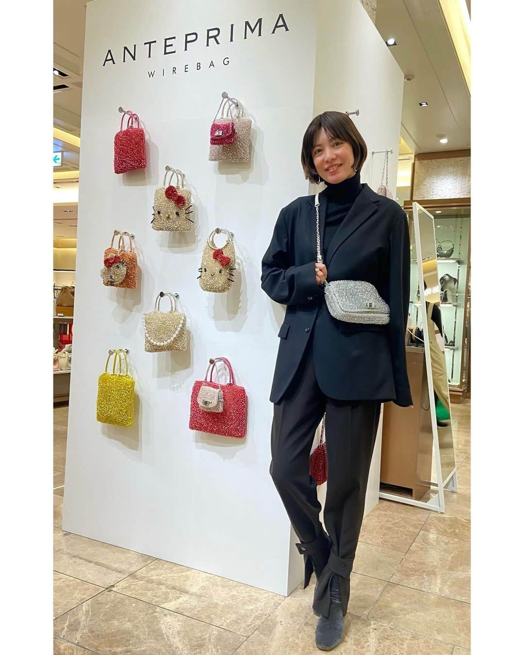 菅原沙樹のインスタグラム：「三越銀座店で今日から開催の ANTEPRIMA POP UP STOREに行ってきました🥳 キラキラかわいいバッグたちがいっぱいで、クリスマス気分が一気に盛り上がるやつ🎄❤️ 私は今回は冬っぽくシルバーのバッグにしました🧚 12月6日(水)〜12日(火)まで三越銀座店 本館1階プロモーションにて開催しているので、皆様ぜひに〜✨ #anteprima #アンテプリマ #pr @anteprima_japan」