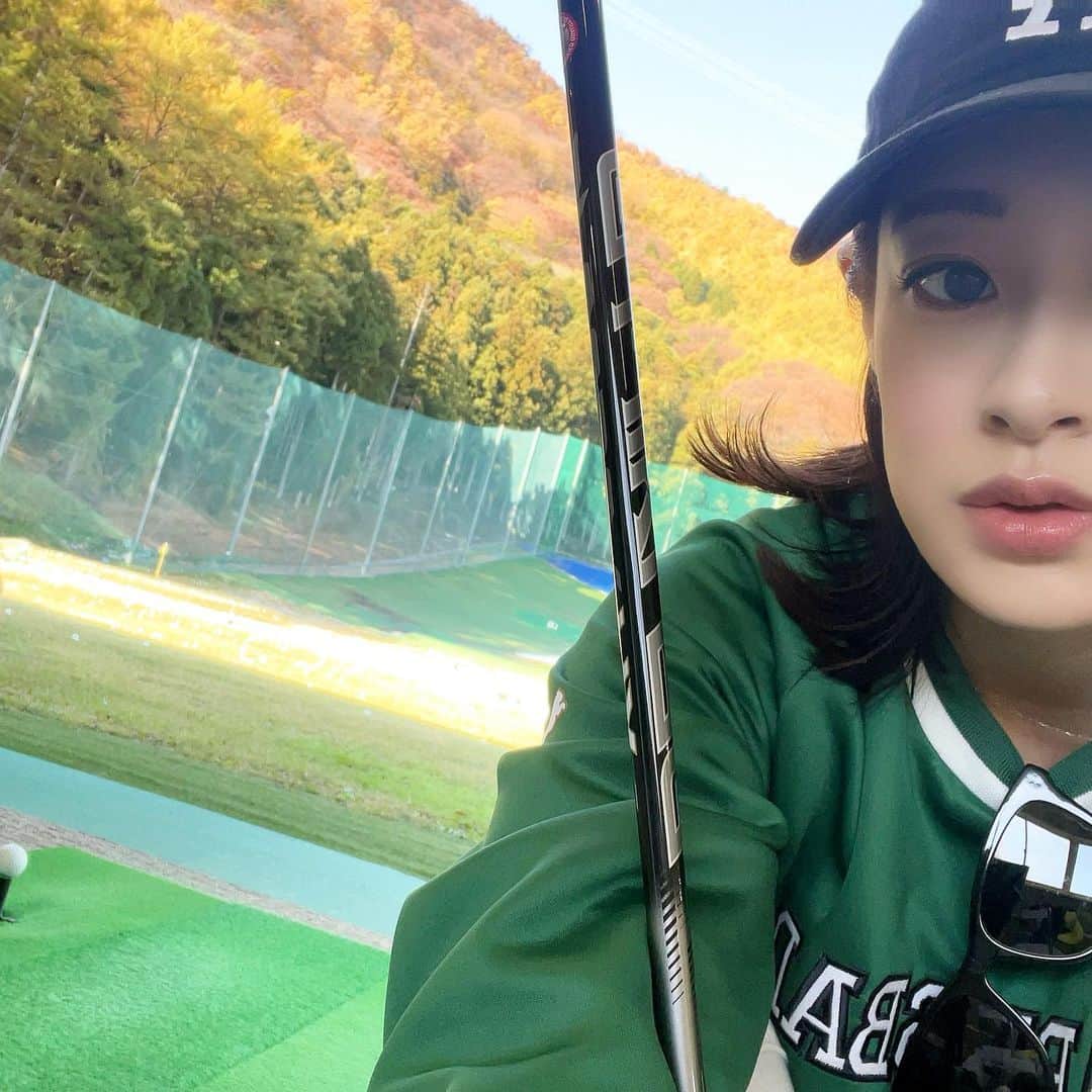 小宮山瑞季さんのインスタグラム写真 - (小宮山瑞季Instagram)「今年のゴルフのラウンド納めをしようと 先月ゴルフ場を予約したら… 当日の朝雪が降ってまさかのクローズに🥺。  早起きしたのに… 新しいウェアを買ったのに…残念でした😢 でも自然のことなのでしょうがないですね！  と、いうことで、 ラウンド予定だった日に練習場にいって、 ばちばち練習してきましたよ～😎✨  こういう時に限って、調子いいんですよね😭💦笑 250球以上打ち込みました😏😏笑  この冬の間にちゃんと練習して、 来年のシーズン始まりを 楽しみにしたいと思います！！！⛳️   #ゴルフ  #golf  #ゴルフ女子  #ゴルフ練習  #打ちっぱなし  #打ち放題  #250球  #クローズ  #かなしい  #雪  #山  #紅葉  #見事でした  #来シーズン  #たのしみ  #休日の過ごし方  #長野放送  #アナウンサー  #小宮山瑞季」12月6日 18時55分 - komiyama_mizuki