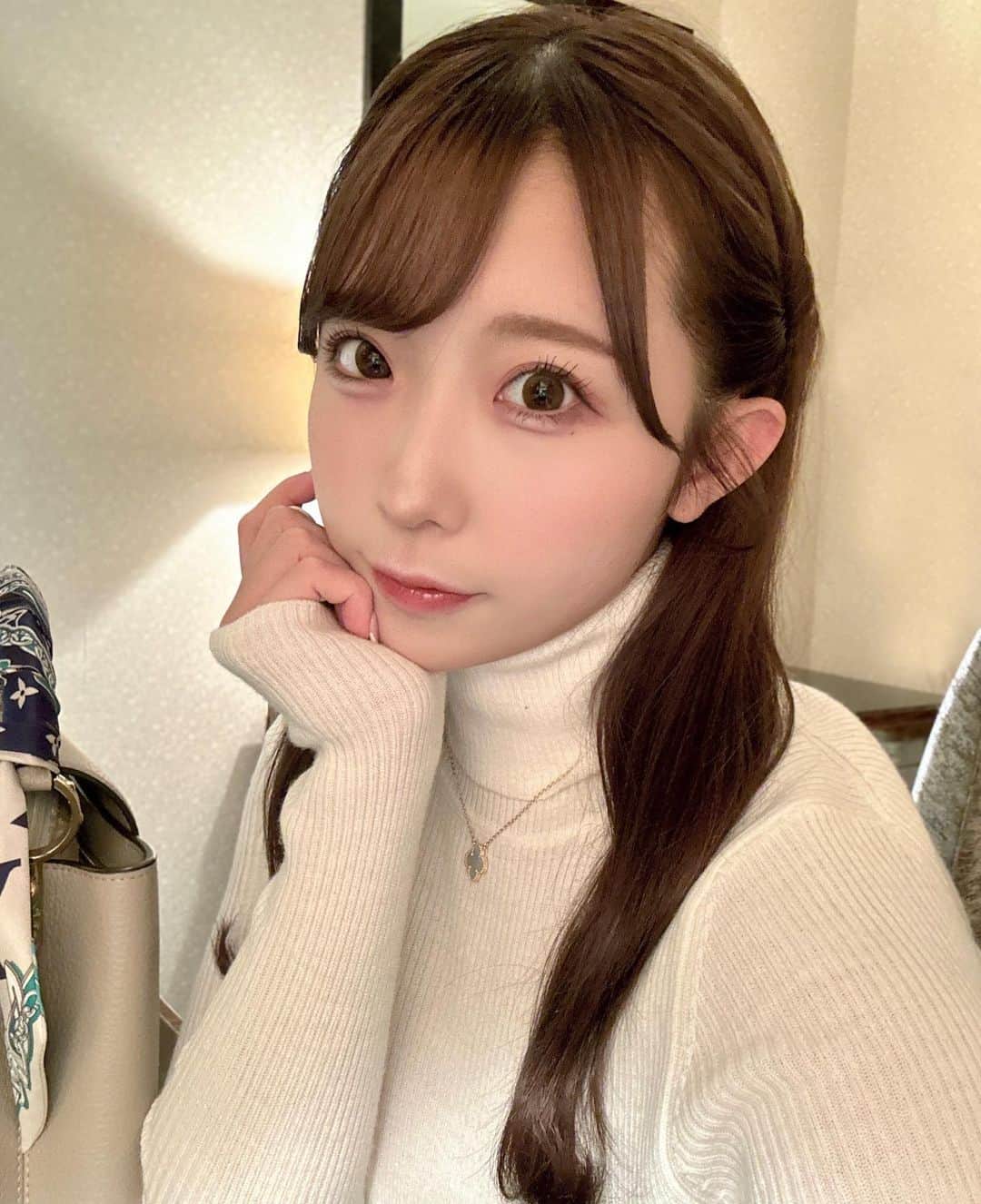 大河もものインスタグラム：「🐇⸒⸒ 冬は寒いけど嫌いじゃない‪ ꪔ̤❄️ 可愛い服がたくさん着れてうれしい  今年はたくさんもこもこ着たいなぁ  あとインスタの投稿もがんばる、、、、、  #グラビア #コスプレイヤー #アイドル #美容#メイク」