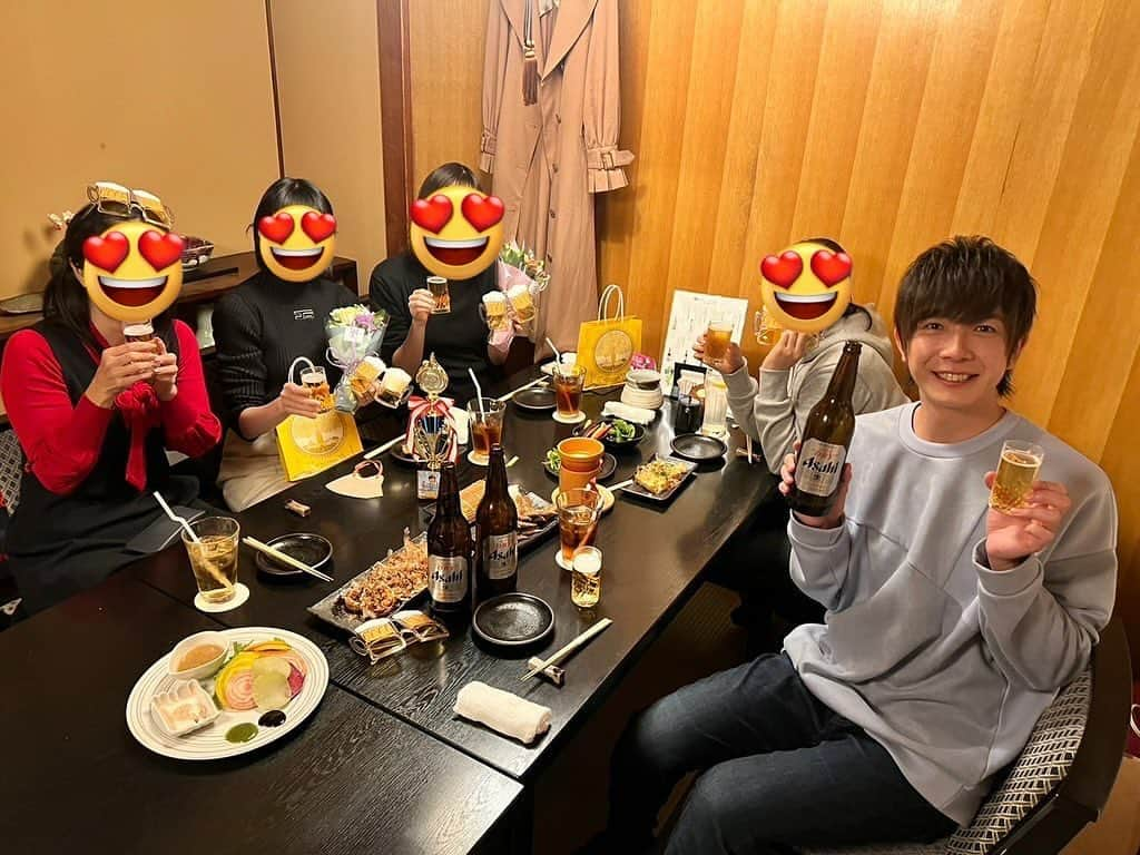 田村侑久のインスタグラム：「#アサヒビール #1000人乾杯チャレンジ 田村発案企画当選者と乾杯13組目🍻  姉妹揃っておめでたい二人をお祝いしてきましたー🥳  妹さんは結婚💒お姉さんはご懐妊🥰🥰しかもこの会の当日にわかったんだって！！ これからはご家族みんなでボイメンを応援しにきてくれたら嬉しいです☺️ 残り２１９人！ #PR」