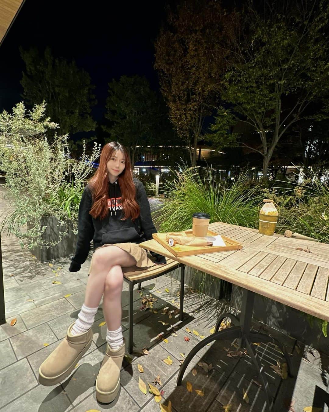 柏元萌華さんのインスタグラム写真 - (柏元萌華Instagram)「投稿できてなかったから急な冬感🥹  るーずそっくすぎゃるとわんこたち🐶🤎🤍🪄  ティちゃんの顔、、笑笑」12月6日 18時51分 - moepiii3_k
