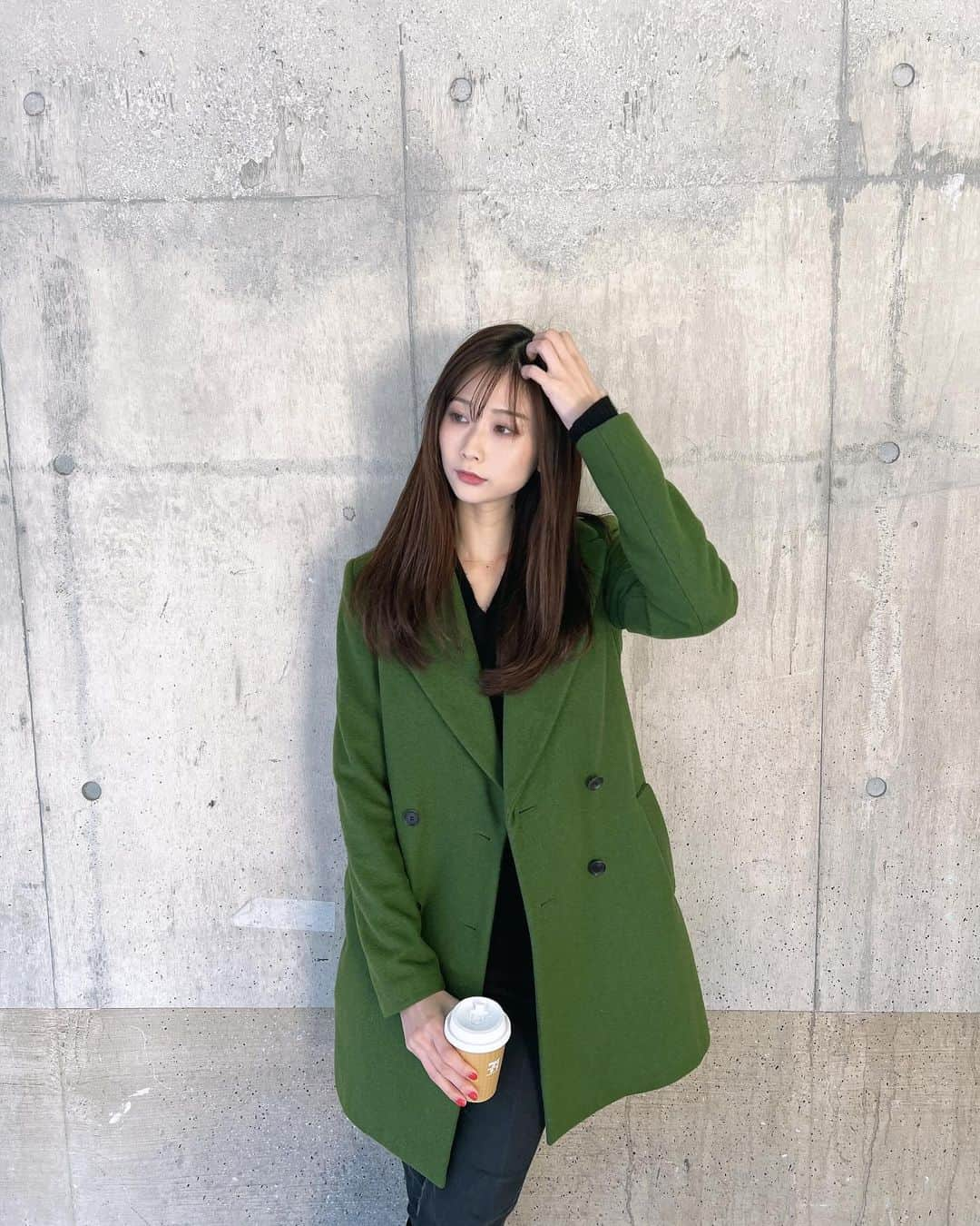 塩野響子さんのインスタグラム写真 - (塩野響子Instagram)「⠀ 🧥ZARA  👖UNIQLO 👢SHEIN ☕️LAWSON ⠀ ⠀ このコートカタチ綺麗ですごく好き。 細身だから中にもこもこは着れないけど😂 ⠀ 赤いネイルは2日の命だった😇 ⠀ ⠀ #コーディネート#ロングコート #プチプラ」12月6日 18時51分 - kyondayo1206