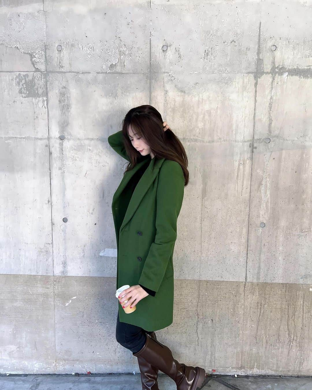 塩野響子さんのインスタグラム写真 - (塩野響子Instagram)「⠀ 🧥ZARA  👖UNIQLO 👢SHEIN ☕️LAWSON ⠀ ⠀ このコートカタチ綺麗ですごく好き。 細身だから中にもこもこは着れないけど😂 ⠀ 赤いネイルは2日の命だった😇 ⠀ ⠀ #コーディネート#ロングコート #プチプラ」12月6日 18時51分 - kyondayo1206