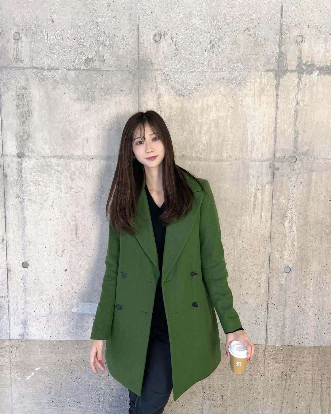 塩野響子さんのインスタグラム写真 - (塩野響子Instagram)「⠀ 🧥ZARA  👖UNIQLO 👢SHEIN ☕️LAWSON ⠀ ⠀ このコートカタチ綺麗ですごく好き。 細身だから中にもこもこは着れないけど😂 ⠀ 赤いネイルは2日の命だった😇 ⠀ ⠀ #コーディネート#ロングコート #プチプラ」12月6日 18時51分 - kyondayo1206