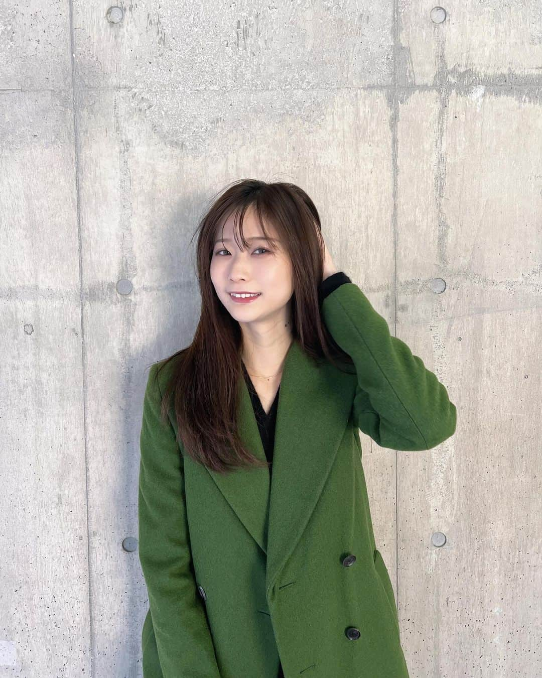 塩野響子さんのインスタグラム写真 - (塩野響子Instagram)「⠀ 🧥ZARA  👖UNIQLO 👢SHEIN ☕️LAWSON ⠀ ⠀ このコートカタチ綺麗ですごく好き。 細身だから中にもこもこは着れないけど😂 ⠀ 赤いネイルは2日の命だった😇 ⠀ ⠀ #コーディネート#ロングコート #プチプラ」12月6日 18時51分 - kyondayo1206