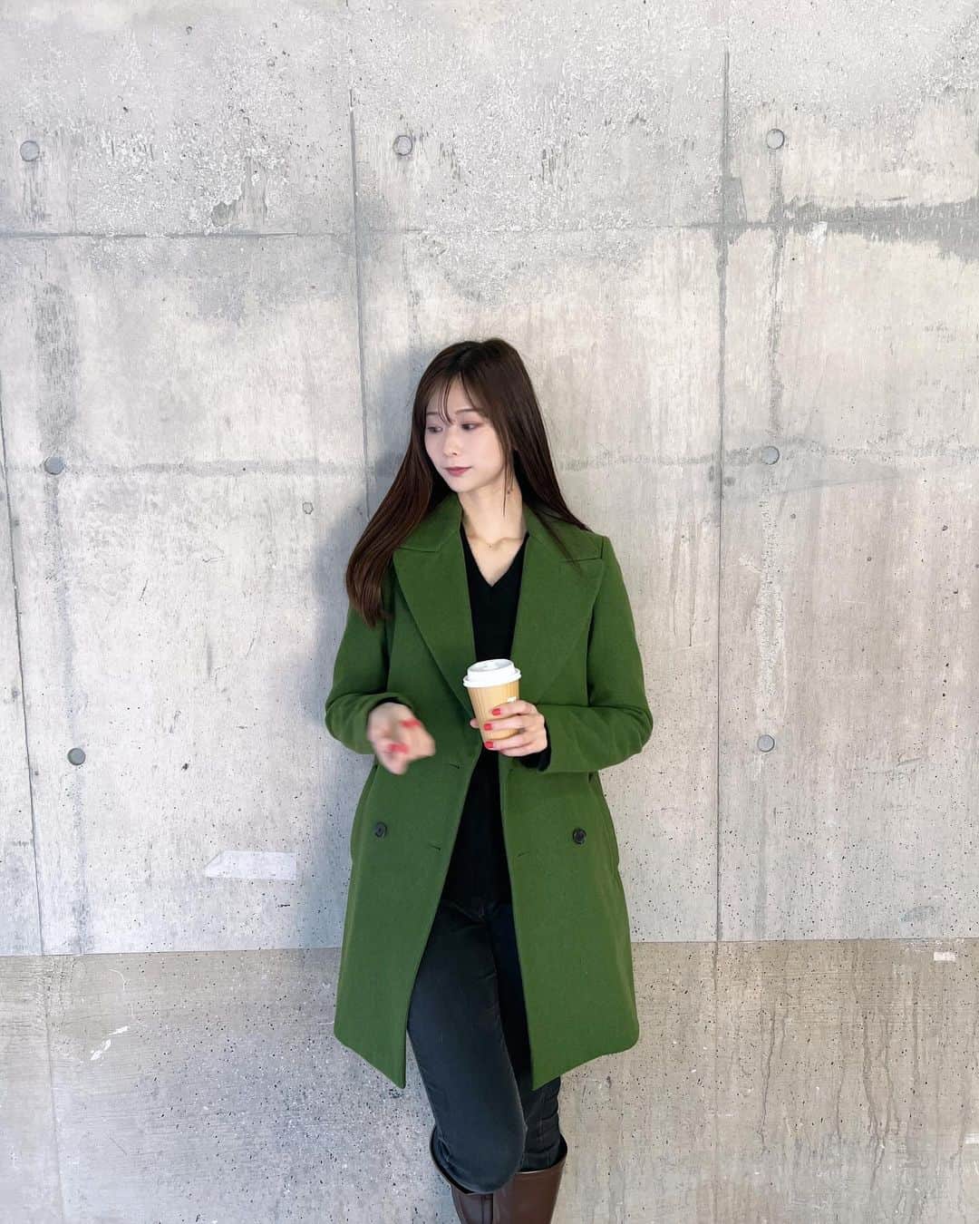 塩野響子さんのインスタグラム写真 - (塩野響子Instagram)「⠀ 🧥ZARA  👖UNIQLO 👢SHEIN ☕️LAWSON ⠀ ⠀ このコートカタチ綺麗ですごく好き。 細身だから中にもこもこは着れないけど😂 ⠀ 赤いネイルは2日の命だった😇 ⠀ ⠀ #コーディネート#ロングコート #プチプラ」12月6日 18時51分 - kyondayo1206