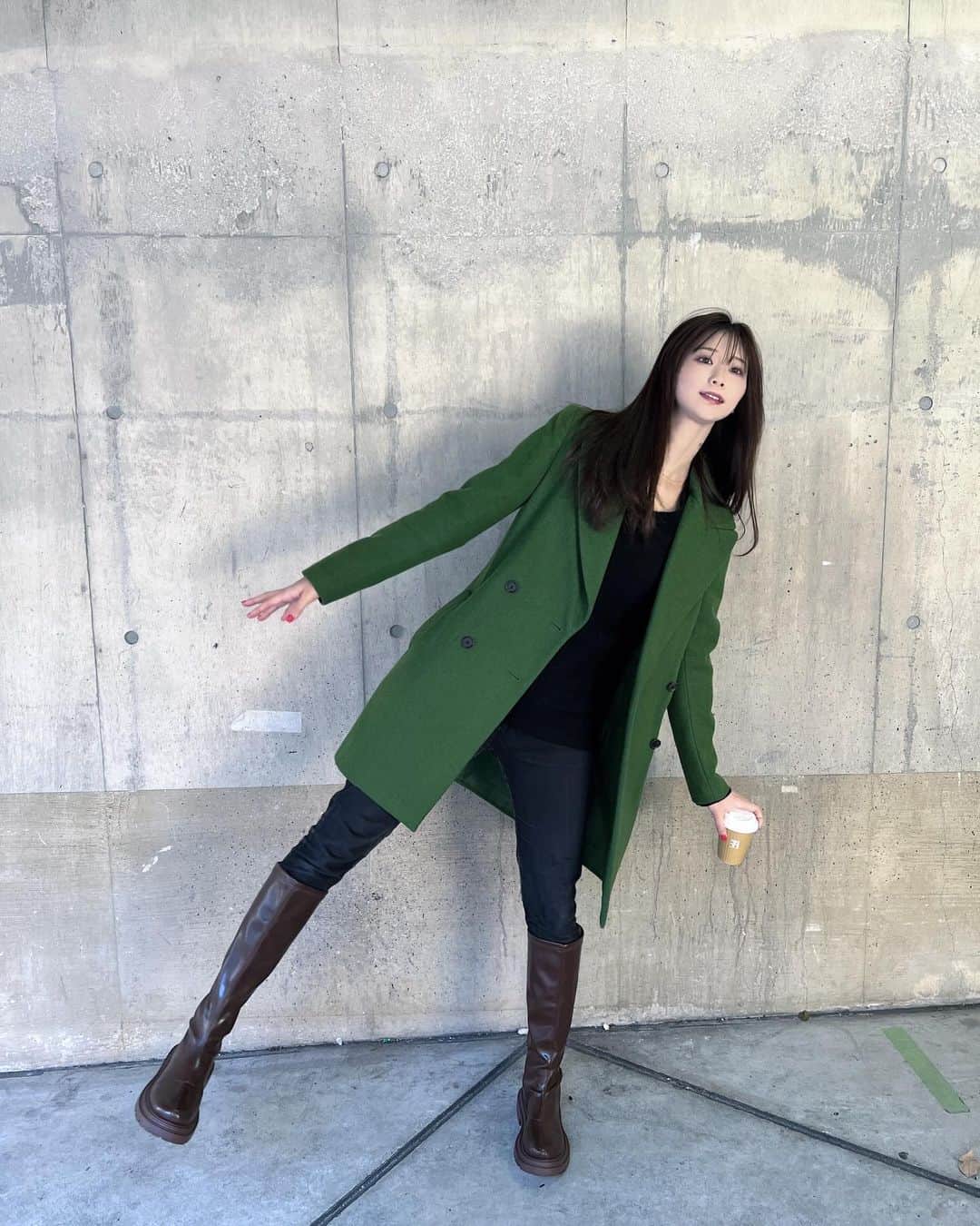 塩野響子のインスタグラム：「⠀ 🧥ZARA  👖UNIQLO 👢SHEIN ☕️LAWSON ⠀ ⠀ このコートカタチ綺麗ですごく好き。 細身だから中にもこもこは着れないけど😂 ⠀ 赤いネイルは2日の命だった😇 ⠀ ⠀ #コーディネート#ロングコート #プチプラ」