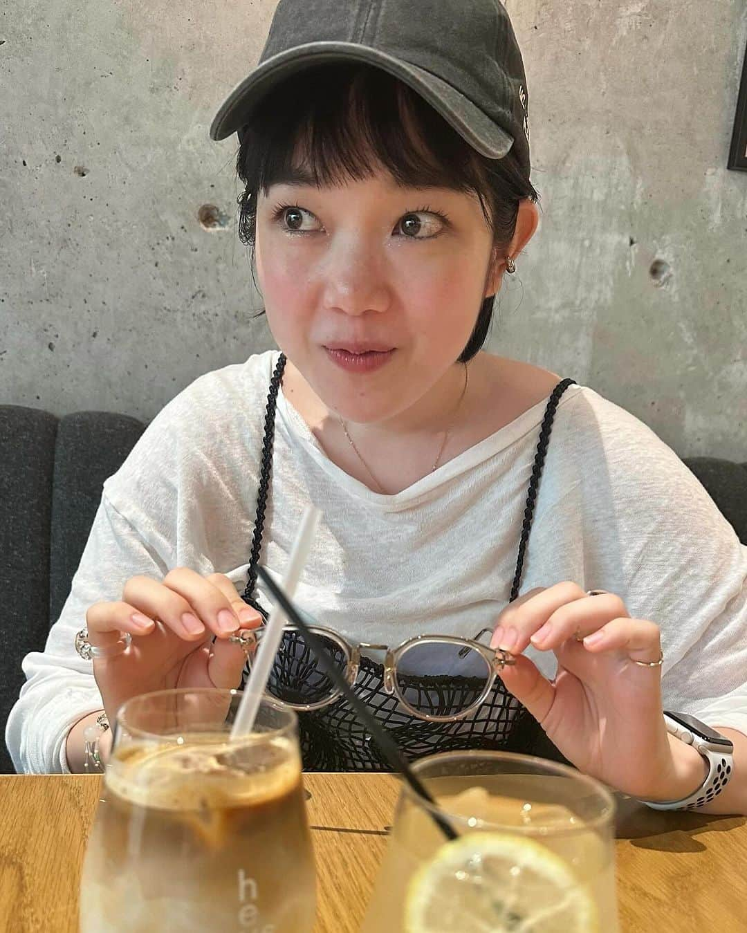 佐藤史果さんのインスタグラム写真 - (佐藤史果Instagram)「1〜2. @heyscoffee 🍹♡ 3〜4. @optimus_cafe 🍽️♡ 夏限定プレートが美味しすぎた。😮‍💨🧡💛 5〜7. @the_mark_coffee_supply_osaka @the_mark_coffee_supply_store 💎♡ 8. @_meetme_at_ 👚♡ 9. @visitfor 🐶🎀♡ @shrimps の指輪可愛かったな🦐♡ 10.口の中でとろけた絶品たこ焼き🐙♡！(お店の名前なんだったっけ。。、🫨) with みゆさんのUNERI BUISTIERと共に。🫂🏴🖤 @lifeoffiber  ・ ・ ・ #osakatrip  #2023  #夏のおもひで  #summervacation  #🥰  #🌞 #uneribuistier」12月6日 18時52分 - sato_fumika