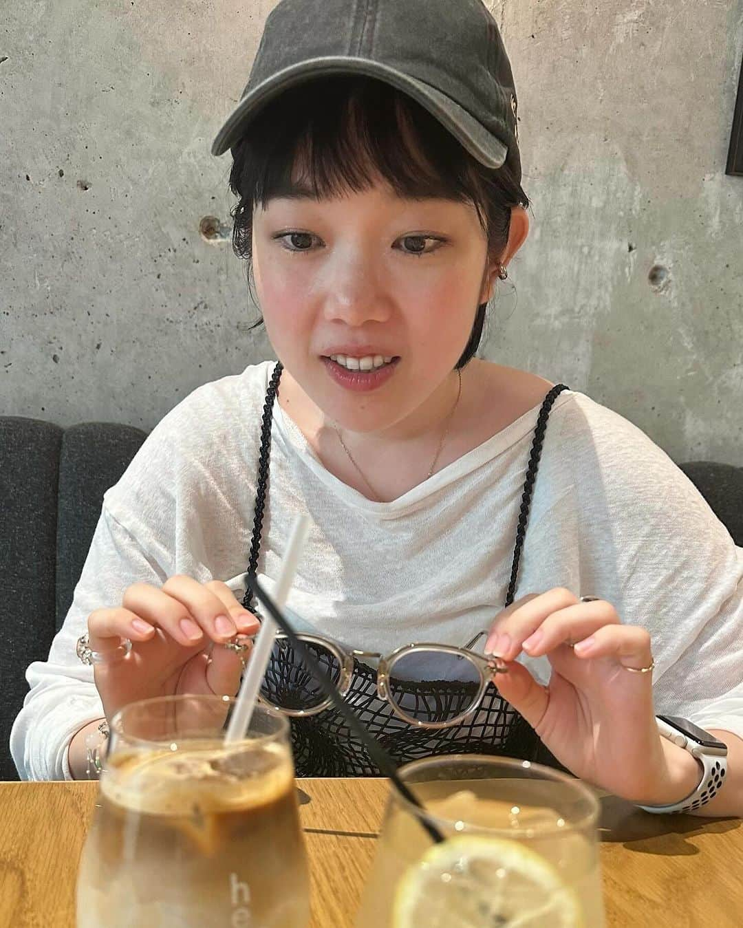 佐藤史果のインスタグラム：「1〜2. @heyscoffee 🍹♡ 3〜4. @optimus_cafe 🍽️♡ 夏限定プレートが美味しすぎた。😮‍💨🧡💛 5〜7. @the_mark_coffee_supply_osaka @the_mark_coffee_supply_store 💎♡ 8. @_meetme_at_ 👚♡ 9. @visitfor 🐶🎀♡ @shrimps の指輪可愛かったな🦐♡ 10.口の中でとろけた絶品たこ焼き🐙♡！(お店の名前なんだったっけ。。、🫨) with みゆさんのUNERI BUISTIERと共に。🫂🏴🖤 @lifeoffiber  ・ ・ ・ #osakatrip  #2023  #夏のおもひで  #summervacation  #🥰  #🌞 #uneribuistier」