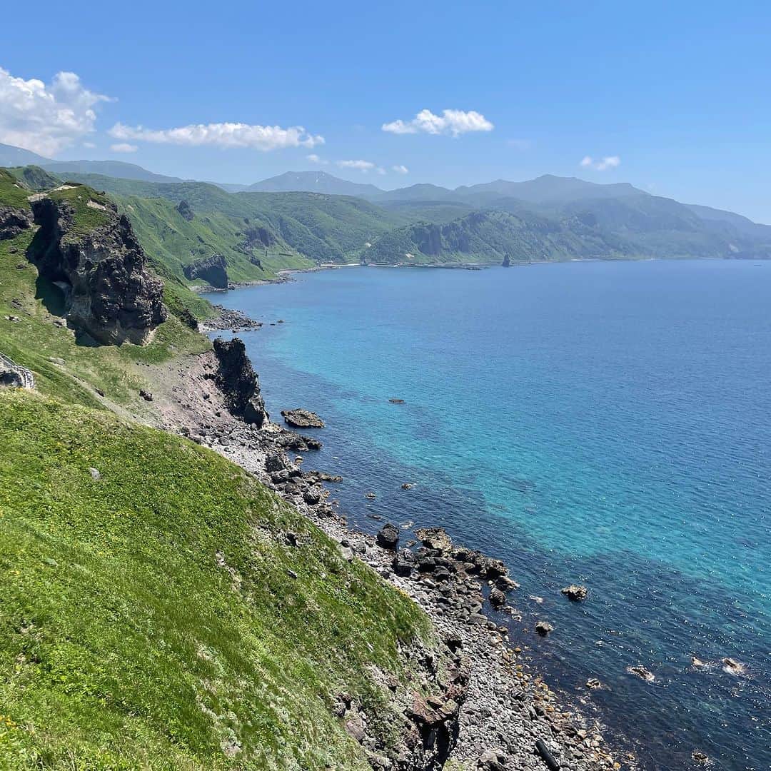 Mart（マート）編集部さんのインスタグラム写真 - (Mart（マート）編集部Instagram)「☜ときめく週末お役立ち情報  旅する主婦ライター丹下の とっておき絶景この1枚 「積丹ブルーの海が広がる！神威岬」  小樽市から約70km西に位置する積丹半島。半島の北西部にある神威岬の遊歩道を散策すると、積丹ブルーと呼ばれる青く透き通った海が広がっています🙌  どの角度から見てもとにかく海の色が美しく、散策途中でも思わず立ち止まって写真を撮りたくなります🙆‍♀️ 悪天候の日や冬季は遊歩道が閉鎖されていることもあるので訪れる際には事前に確認してくださいね。  ちなみに毎年6月上旬から8月末は積丹半島のうにのシーズン。この時期を狙っていけば近隣のお店で絶品のうに丼が食べられますよ✨  12/8のインスタライブでは、ほかにも北海道おすすめの絶景をご紹介していきます！ぜひチェックしてくださいね😊  （ライター丹下／家族や一人で年間30回以上旅行する旅LOVER。ときめく週末におすすめしたい旅情報をお届けします✈）  ▶▶▶ぜひ保存&フォローしてくださいね♪▶▶▶  #martmagazine #雑誌Mart #ときめく週末 #家族で過ごす週末  #週末trip #北海道 #積丹半島 #神威岬 #積丹ブルー #北海道ドライブ」12月6日 18時53分 - mart.magazine
