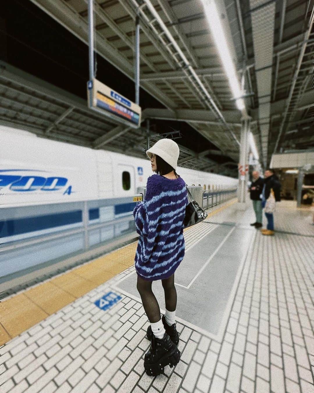 MIRIさんのインスタグラム写真 - (MIRIInstagram)「どっか旅行にでも行きたいなぁ〜。 ライブで地方行く時は、 基本ライブ終わったらすぐ帰っちゃうから 観光とかあんまりしたことないし(´･_･`) みんなの住んでるとこのここ行ってみて！ っていうのがあればぜひ教えてくださいまし。  昨日ストーリーに載せたら そのニット可愛い！そのコーデ好き！ と、ありがたいコメントたくさんもらったので☺︎ めちゃくちゃあったかニット。 触った瞬間触り心地がフカフカで 一生触ってたくなる🫠 ・ ・ ・ ・ ・ ・ #pr #aiver #ニットコーデ」12月6日 18時53分 - onakasuitamiri