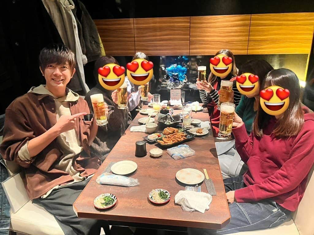 田村侑久さんのインスタグラム写真 - (田村侑久Instagram)「#アサヒビール #1000人乾杯チャレンジ 田村発案企画当選者と乾杯17組目🍻  ボイメンファンの方の地元の方達や昔から応援してくださった方と乾杯して来ました！！  地元のお友達の方達はまさかの田村と同じ地元でビックリしました😳  地元トークできてよかったです😊  残り２０１人 #PR」12月6日 18時53分 - boymen_tamura