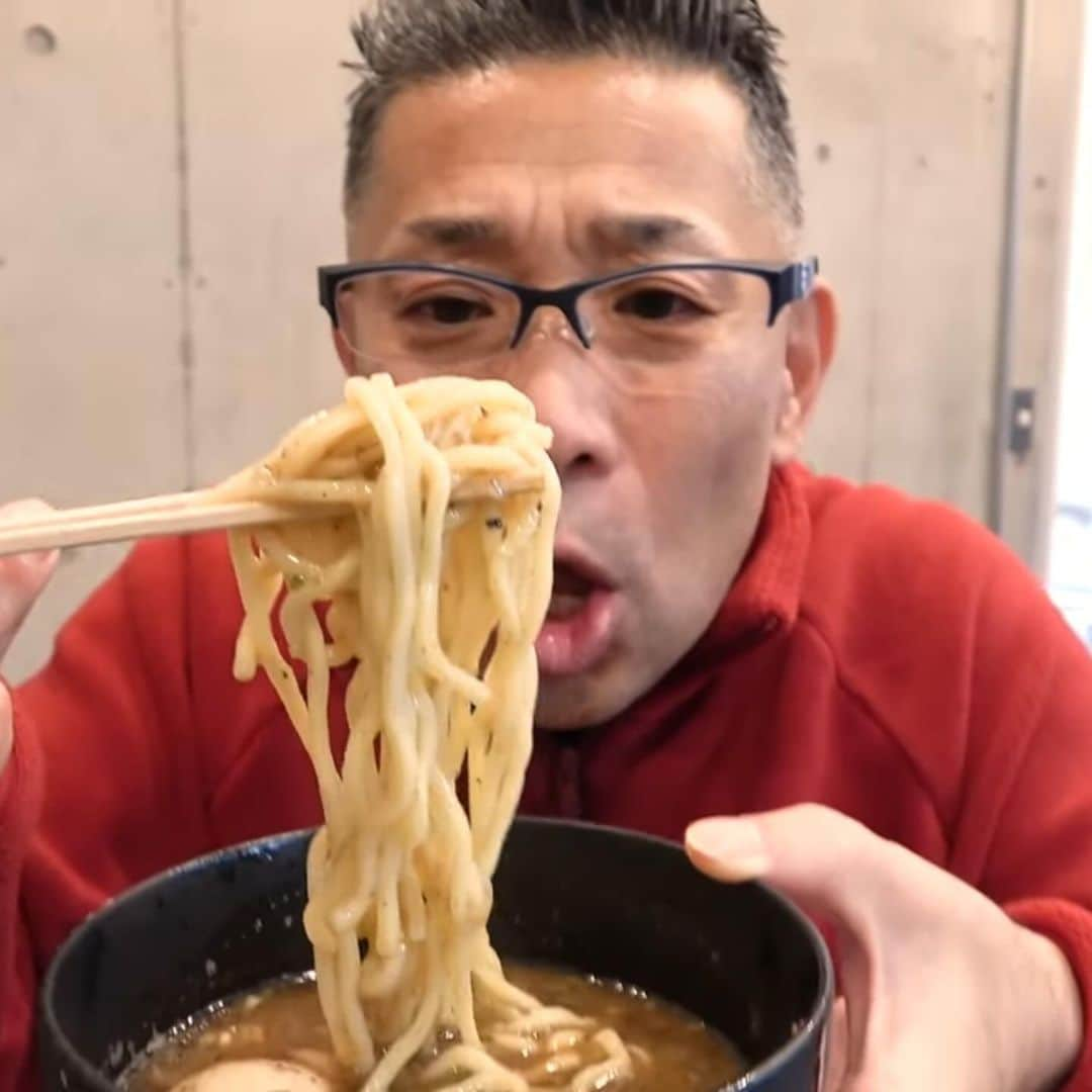 中島浩二のインスタグラム：「スタンダードな、素晴らしいつけ麺だすーー🤣🤣🤣  美野島にある、オープンして 1年ほどの、つけ麺　鉄生‼️ てっしょうって読むそうです😊  僕、あんまりつけ麺って食べないんだけど、ディレクターのがーくーがつけ麺大好きで😅  だから、YouTube始めて3年、結構、つけ麺食べました。  そんな中で、本当にスタンダードな魚介豚骨なんだけど、それが、なんとも言えずストレートに口の中に美味さが広がって、うん、素晴らしい‼️ 勿論、麺は締まってて、ツルツルシコシコ‼️ その喉越しも、楽しんで欲しい🤣🤣🤣  これは、うみゃかった🤣🤣🤣  しかも、中盛りの麺1・5倍も同一料金‼️  それが、大体、400gくらいあるんで、大満足‼️  あ、チャーシューは肉厚で、ほろほろと口の中で解けるだすーー😊  最後は、スープ割りで〆て下さい😊  YouTubeに新しい動画アップしてるんで、是非‼️  プロフィールから飛べるだすーー😊  @tsukemino   #つけ麺鉄生　#福岡つけ麺　#福岡グルメ　#博多つけ麺　#美野島グルメ　#美野島ランチ」