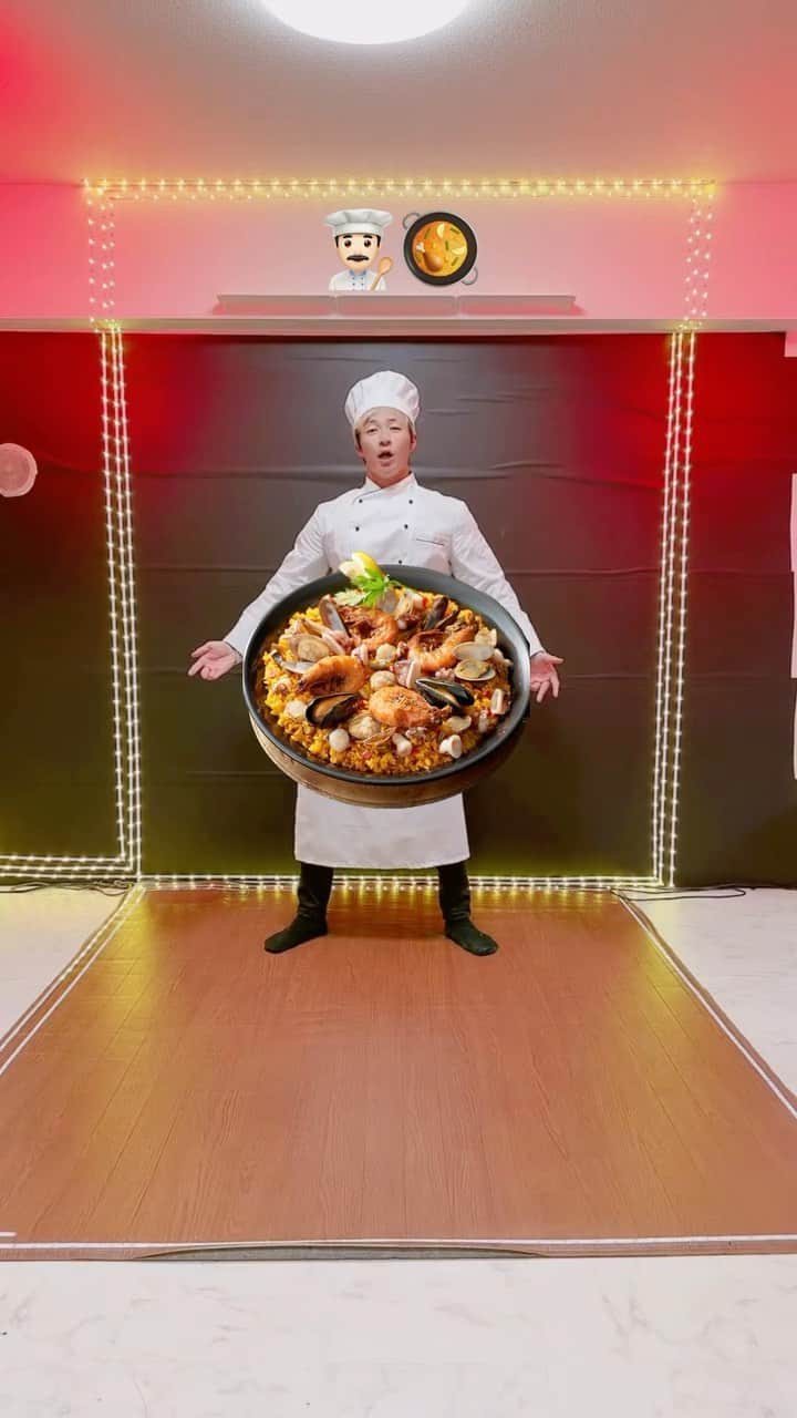 内山さんのインスタグラム：「踊りながらパエリアを作る料理人がヤバすぎる‼︎ Chef making paella while dancing🥘 #内山さん #uchiyamasan」