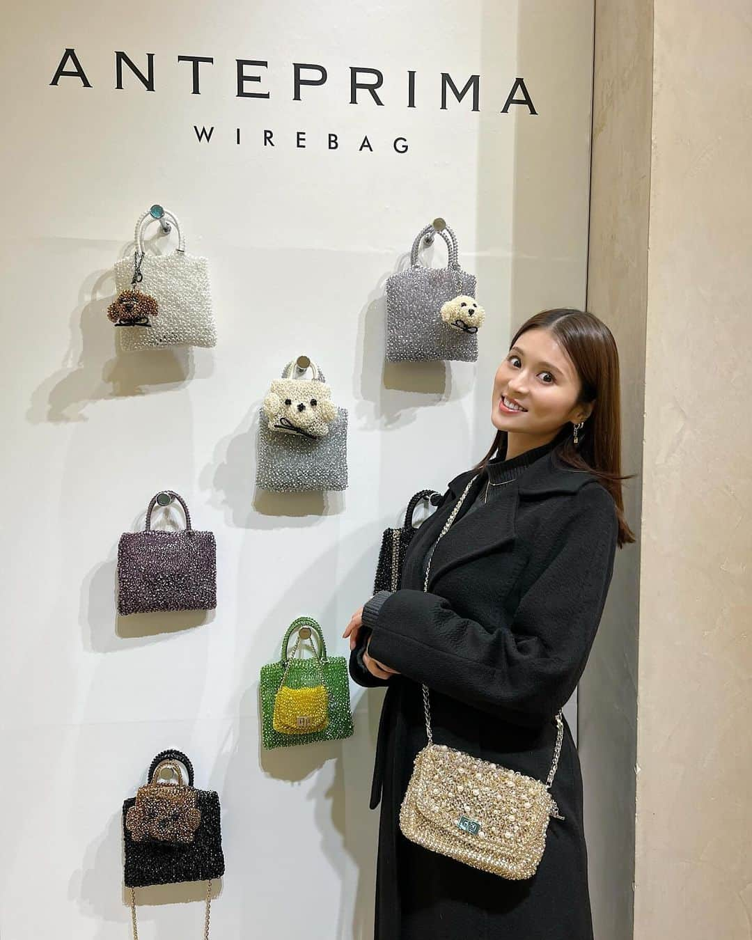 東野佑美さんのインスタグラム写真 - (東野佑美Instagram)「銀座三越で開催されている @anteprima_japan のPOP UPにお邪魔しました👜💫  ホリデーシーズンにぴったり キラキラ心ときめく世界観🎁🤍  可愛いバッグが沢山でボタ🐶にそっくりな子も🤭  ここでのみ購入できる ピンクゴールドのカラーも素敵でした🫧  是非遊びに行ってみてください🫶  POPUP期間：12/6～12/12 場所：三越銀座店本館1階プロモーション  #pr #anteprima #アンテプリマ」12月6日 19時03分 - yumi.higashino