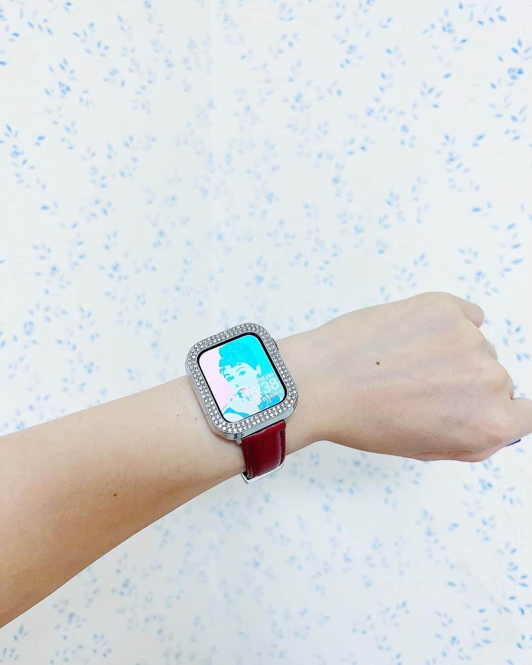 五位渕のぞみのインスタグラム：「Knot THE STRAP のApple  Watch ベルトに変えたよー⌚️❤️ @knot_the_strap  ㅤㅤㅤㅤㅤㅤㅤㅤㅤ やわらかい印象の赤レザーベルト本革、 防水仕様のとのだよ💡� 高級家具にも使用されるカーフレザーに 皮革保護剤加工を施しているんだとか😍💕 ㅤㅤㅤㅤㅤㅤㅤㅤㅤㅤㅤㅤㅤㅤㅤㅤㅤㅤ カラーバリエーションたくさんあったけど 赤可愛くてオシャレで気に入りました😆🎶 ㅤㅤㅤㅤㅤㅤㅤㅤㅤ ㅤㅤㅤㅤㅤㅤㅤㅤㅤ ㅤㅤㅤㅤㅤㅤㅤㅤㅤ ㅤㅤㅤㅤㅤㅤㅤㅤㅤ ㅤㅤㅤㅤㅤㅤㅤㅤㅤ #PR @knot_the_strap #knotthestrap #アップルウォッチバンド #AppleWatch #madeinjapan #AppleWatchバンド #アップルウォッチ」