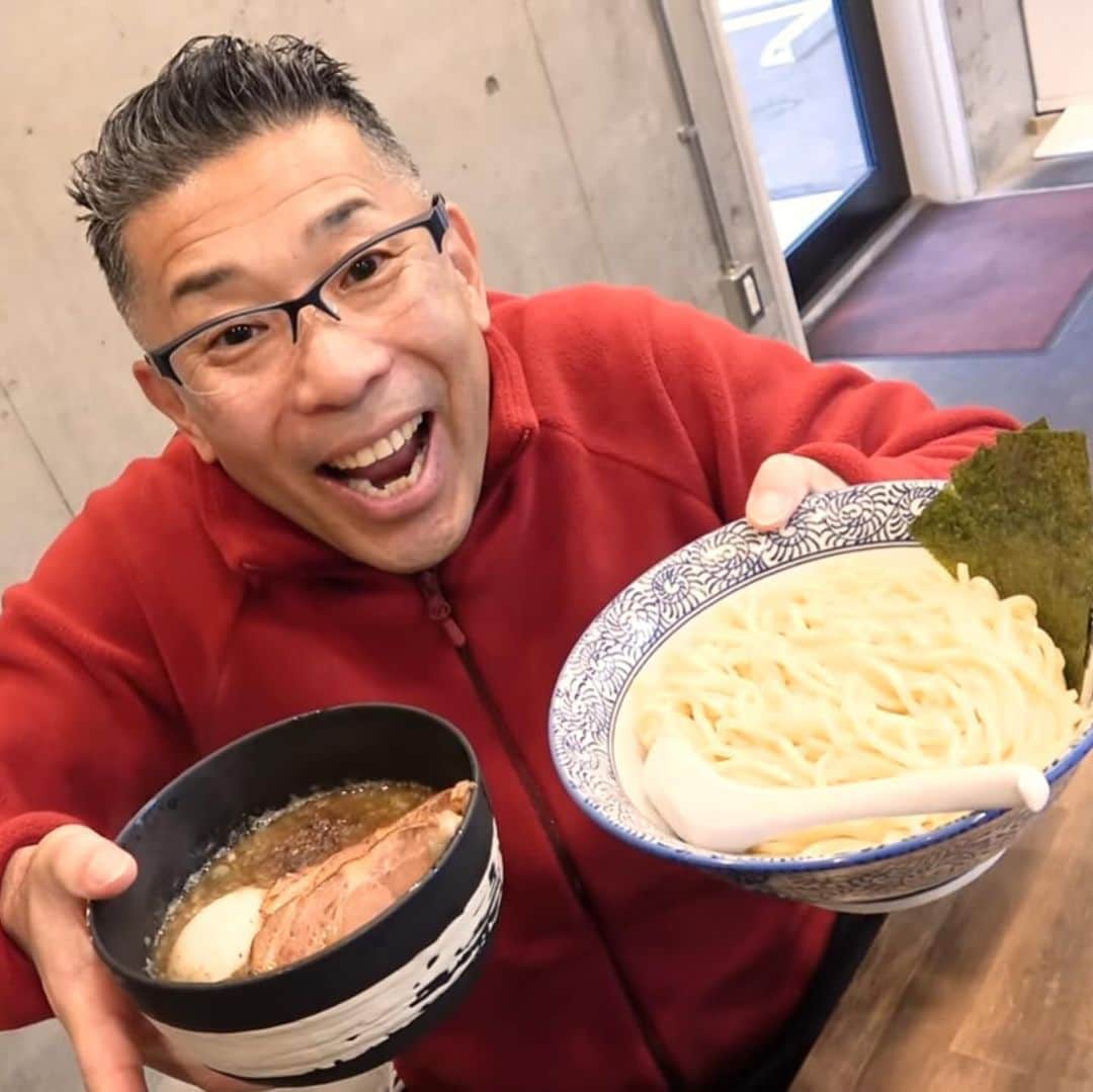 中島浩二さんのインスタグラム写真 - (中島浩二Instagram)「スタンダードな、素晴らしいつけ麺だすーー🤣🤣🤣  美野島にある、オープンして 1年ほどの、つけ麺　鉄生‼️ てっしょうって読むそうです😊  僕、あんまりつけ麺って食べないんだけど、ディレクターのがーくーがつけ麺大好きで😅  だから、YouTube始めて3年、結構、つけ麺食べました。  そんな中で、本当にスタンダードな魚介豚骨なんだけど、それが、なんとも言えずストレートに口の中に美味さが広がって、うん、素晴らしい‼️ 勿論、麺は締まってて、ツルツルシコシコ‼️ その喉越しも、楽しんで欲しい🤣🤣🤣  これは、うみゃかった🤣🤣🤣  しかも、中盛りの麺1・5倍も同一料金‼️  それが、大体、400gくらいあるんで、大満足‼️  あ、チャーシューは肉厚で、ほろほろと口の中で解けるだすーー😊  最後は、スープ割りで〆て下さい😊  YouTubeに新しい動画アップしてるんで、是非‼️  プロフィールから飛べるだすーー😊  @tsukemino   #つけ麺鉄生　#福岡つけ麺　#福岡グルメ　#博多つけ麺　#美野島グルメ　#美野島ランチ」12月6日 19時04分 - koji_nakajiii
