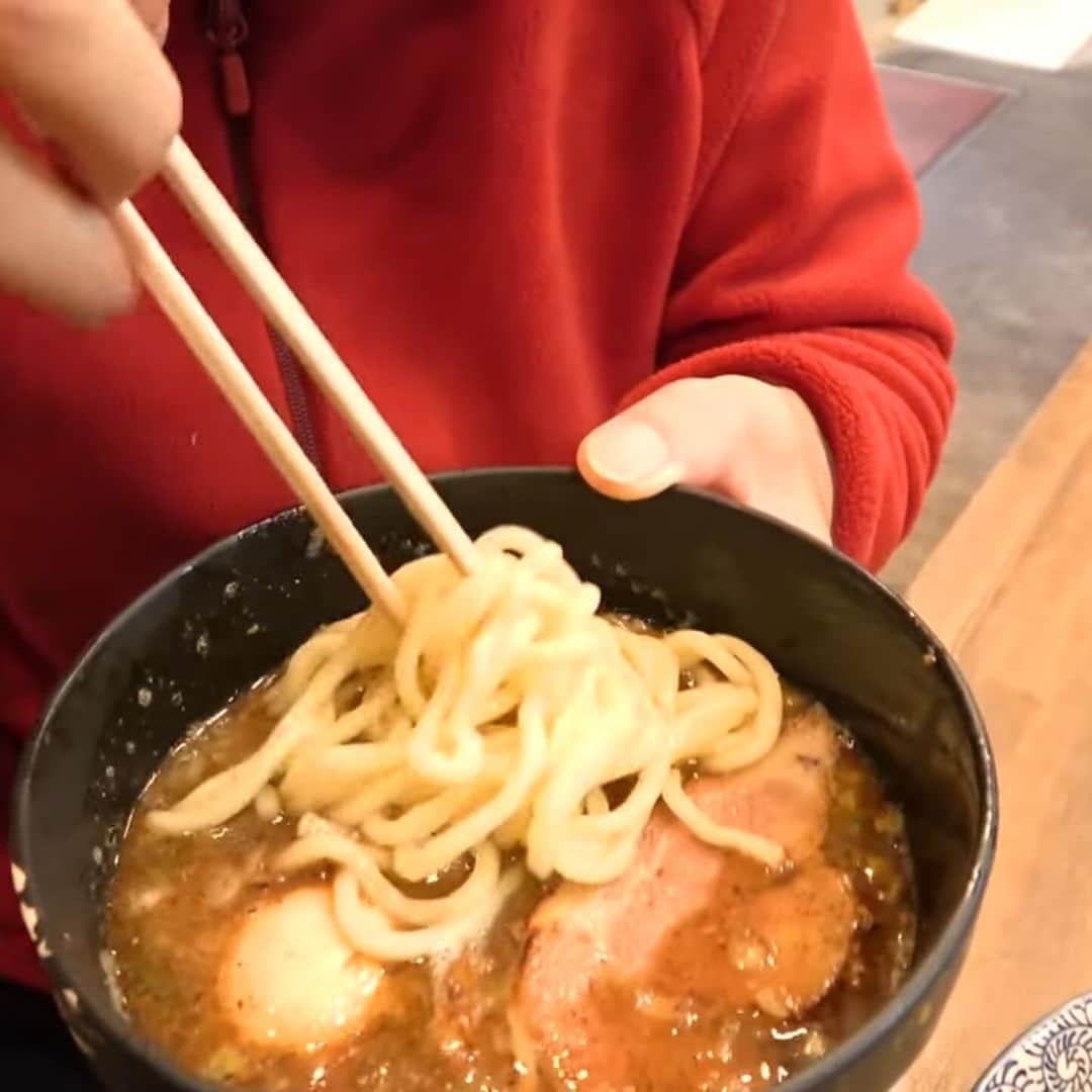 中島浩二さんのインスタグラム写真 - (中島浩二Instagram)「スタンダードな、素晴らしいつけ麺だすーー🤣🤣🤣  美野島にある、オープンして 1年ほどの、つけ麺　鉄生‼️ てっしょうって読むそうです😊  僕、あんまりつけ麺って食べないんだけど、ディレクターのがーくーがつけ麺大好きで😅  だから、YouTube始めて3年、結構、つけ麺食べました。  そんな中で、本当にスタンダードな魚介豚骨なんだけど、それが、なんとも言えずストレートに口の中に美味さが広がって、うん、素晴らしい‼️ 勿論、麺は締まってて、ツルツルシコシコ‼️ その喉越しも、楽しんで欲しい🤣🤣🤣  これは、うみゃかった🤣🤣🤣  しかも、中盛りの麺1・5倍も同一料金‼️  それが、大体、400gくらいあるんで、大満足‼️  あ、チャーシューは肉厚で、ほろほろと口の中で解けるだすーー😊  最後は、スープ割りで〆て下さい😊  YouTubeに新しい動画アップしてるんで、是非‼️  プロフィールから飛べるだすーー😊  @tsukemino   #つけ麺鉄生　#福岡つけ麺　#福岡グルメ　#博多つけ麺　#美野島グルメ　#美野島ランチ」12月6日 19時04分 - koji_nakajiii