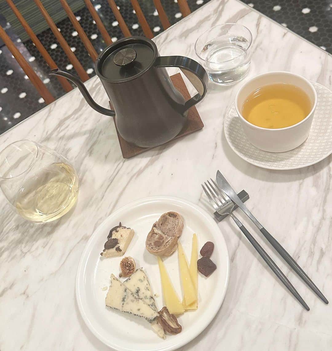岡本静香さんのインスタグラム写真 - (岡本静香Instagram)「カフェにて。  私の頭の中、右上から時計回りに、  →もう夜だし飲もうかな、 でもお茶にしておこっかな  →お腹すいた。 メニューの中で食べたいもの…「チーズ下さい」  →チーズ一口。 はぁぁぁ（幸） うん、お茶じゃない  →「あの、白ワイン下さい」  の、渋滞テーブルです  #よくある流れ #店員さん優しく笑う #最初からワインにいけないのなんで」12月6日 18時56分 - shizucat