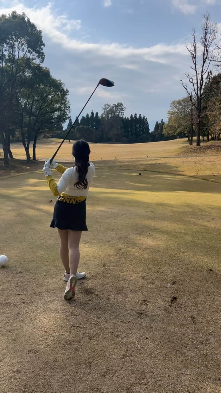 悠華のインスタグラム：「.  めっちゃ右ドッグのミドル⛳️ 右の木の横狙って打ってみた🤗  最近体重移動が課題！！！ ブレブレ😅」