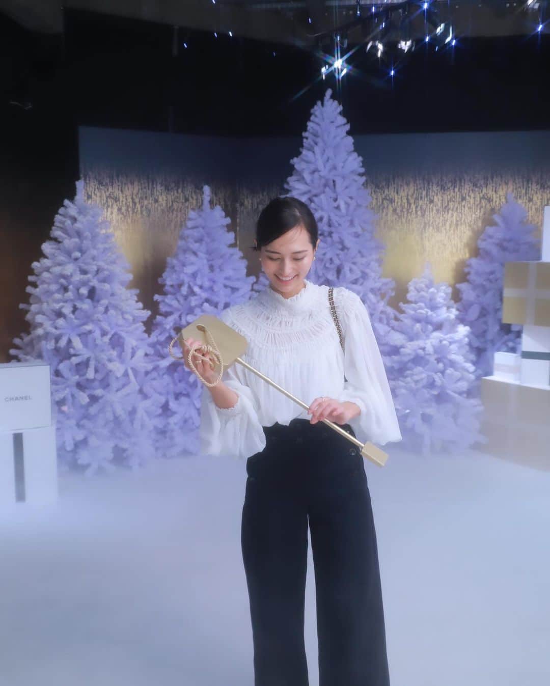 山賀琴子のインスタグラム：「❤️❤️❤️  シャネルのホリデー イベント“CHANEL WONDERLAND”に招待していただきました。  今年のホリデーもドキドキワクワクが止まらない！ 入ったらまず最初に質問をされて、答えたら鍵をもらって先に進める🔑 ちなみに一番大きな鍵でテンションが上がりました笑  中に進むと沢山のボックスが！！ 見てるだけでも心が躍る🩰 ひとつひとつ開けてみると、素敵な世界がたくさん見られました〜！ ぜひ全部のボックスを開けてみてください🤭  マジックもすごかった〜！  原宿にて開催です🤍  #CHANEL #CHANELHoliday  #シャネルホリデー  #CHANELWonderland @CHANEL.BEAUTY」