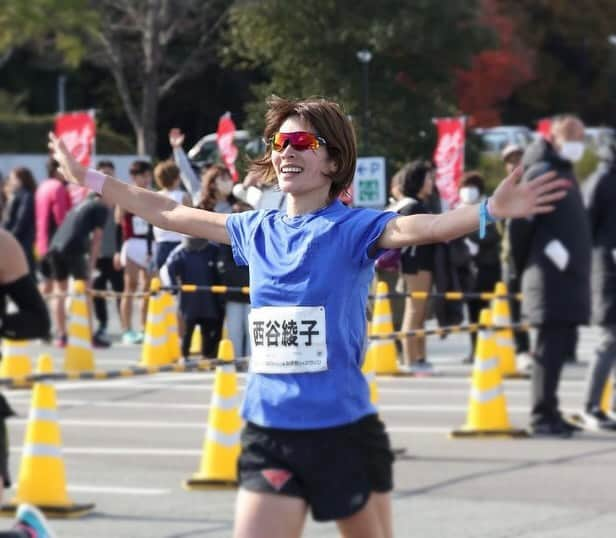 西谷綾子のインスタグラム：「🏃‍♀️ お伊勢さんマラソンの ゴールシーンとレース後の応援📣 中日新聞の方に撮影してもらいました🥹 @with_runners_plus 感謝！！  さて次は、みえ松阪マラソン🏃‍♀️ 前日、12/16(土)コンディショニングラン開催✨ (ウェルカムパーティーと同じホテルです！) @phiten_official  @mie_matsusaka_marathon   ① 午前の部:9:00～11:00(8:30受付開始) ② 午後の部:13:00～15:00(12:30受付開始)  【内容】 ・ボディケア（テーピング/カラダのケア方法） ・室内でストレッチ、エクササイズ、RUNなど ・レース前の食事、睡眠、入浴法について 　(資料お渡しします！)  心身共にいい状態でスタートラインに立てれるように 思い描いている走りができるように 体を整えていきます！！  レースに役立つ内容ばかり👍  みえ松阪マラソン走られない方も ご参加頂けます🥰 今後のトレーニングやレースに 活かしてもらえたらと思います❤️‍🔥  参加特典あります🎁  #みえ松阪マラソン #ファイテン #睡眠改善インストラクター #温活士 #ジュニアアスリートフードマイスター」