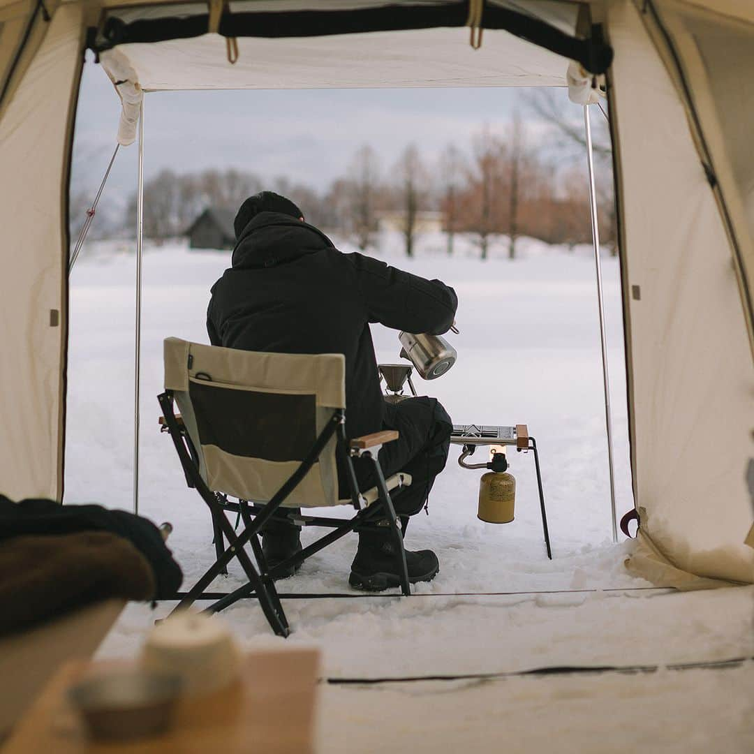 Snow Peakさんのインスタグラム写真 - (Snow PeakInstagram)「人生に、野遊びを。  . #NOASOBI embrace your nature  . #snowpeak #outdoor #camping #스노우피크 #캠프 #スノーピーク #キャンプ #アウトドア #フィールドバリスタ #ローチェアショートアイボリー #野遊び #人生に野遊びを」12月6日 19時00分 - snowpeak_official