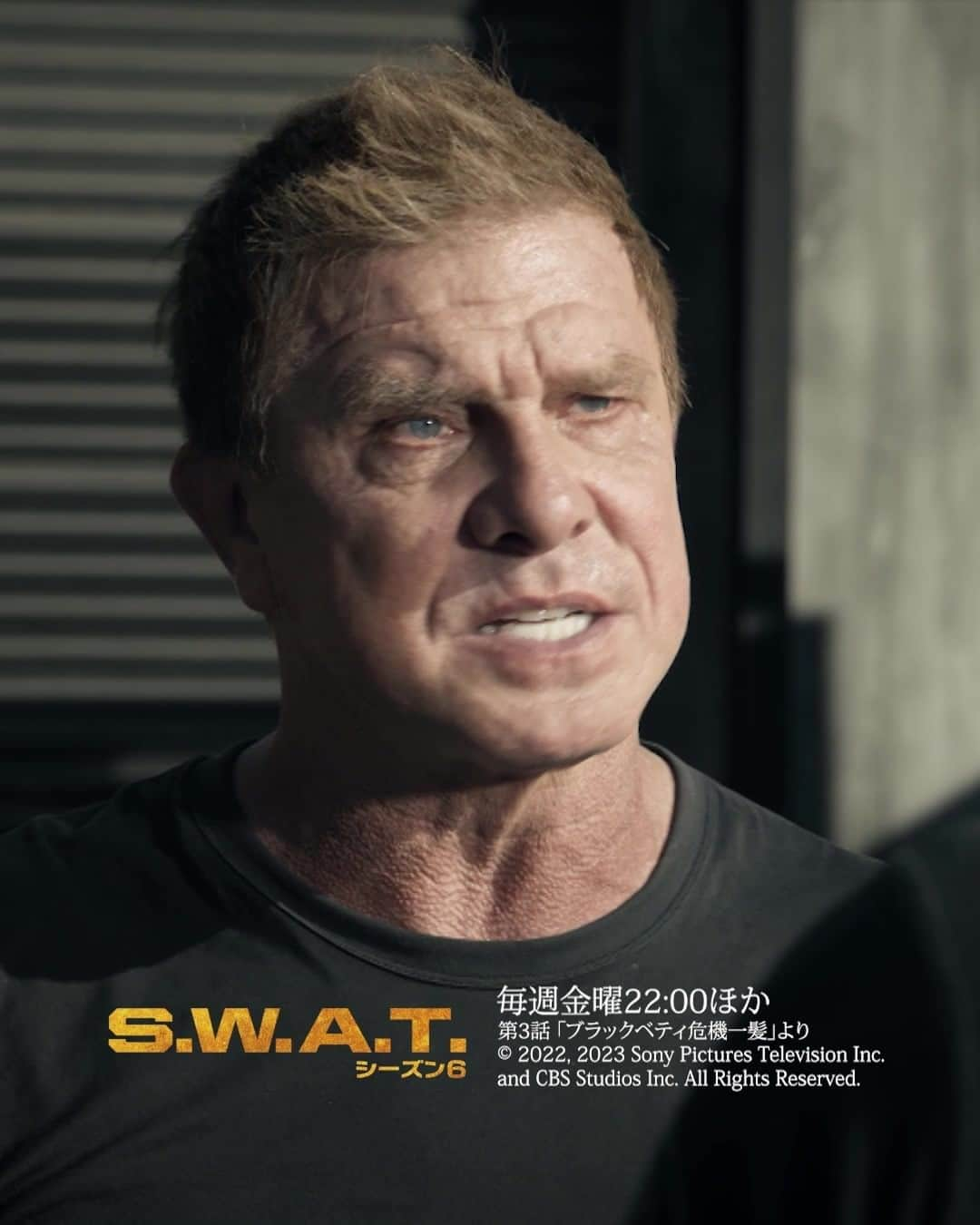 スーパー！ドラマTVのインスタグラム：「かっこよすぎる上司で思わずグータッチ #SWAT #海外ドラマ  大人気海外ドラマ「S.W.A.T. シーズン6」の名シーンをご紹介！今回は第3話よりピックアップ。 海外ドラマ専門チャンネル『スーパー！ドラマＴＶ』だけで毎週(金)夜10時ほか独占日本初放送中！スカパー！、ケーブルテレビ、ひかりTV、auひかりテレビで視聴可能！」