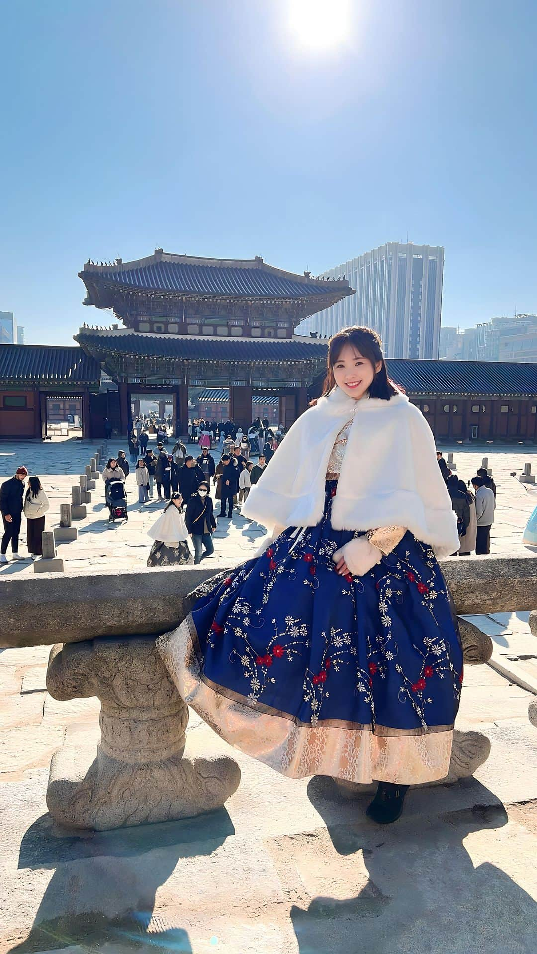 江頭ひなたのインスタグラム：「I wore Chimajeogori in Korea. I went to Gyeongbokgung Place.  チマチョゴリをレンタルして、景福宮をお散歩😊 韓服を着ている人いっぱいいましたよ！ お店は @byulgungteo_hanbok_jp  日本語通じます😊  チマチョゴリって着るの本当2分とかなんですよ。ヘアもセットでやってくれて、それも2〜3分w すぐ遊びに行けちゃう！ たくさんのカラーから選べるし、男性やお子さんの服もあるので、みなさん楽しめると思います😊  #チマチョゴリ #韓服 #Chimajeogori #景福宮 #キョンボックン #gyeongbokgung #korea #seoul #韓国 #韓国旅行 #ソウル #女子旅」