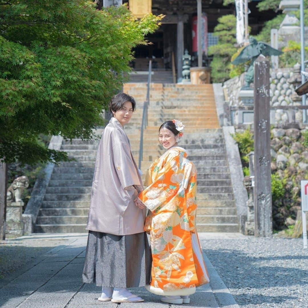 CLAIREさんのインスタグラム写真 - (CLAIREInstagram)「お寺でのロケーション写真⛩ 和装のウェディングフォトは、年賀状にもオススメです◎  📍可睡斎/静岡県 ―——————————————— 『CLAIRE(クレール)』は、 現在、全国21店舗展開中のブライダルスタジオです💐  一生に一度の記念としてぴったりな さまざまなプランやロケーションスポットもご用意しております✨  ୨୧ 情報は公式HPへ ୨୧ こちらのプロフィール先のリンクからご覧いただけます♪ @clairebridalstudio  Come experience a romantic elopement at Claire Photo Studio! Please contact us via DM💌 ―——————————————— #可睡斎 #静岡県 #クレールブライダルスタジオ #フォトウェディング #結婚式準備 #プレ花嫁 #卒花嫁 #和装ヘア #和装前撮り #前撮り #写真で結婚式 #白無垢 #着物 #ウェディングドレス #結婚写真 #結婚準備 #日本中のプレ花嫁さんと繋がりたい #ウエディングフォト #フォトウエディング #2023冬婚 #2024冬婚 #2024春婚 #kasuisai #shizuoka #clairebridalstudio #weddingphotography #japanwedding #japanelopement #weddinginjapan」12月6日 19時02分 - clairebridalstudio