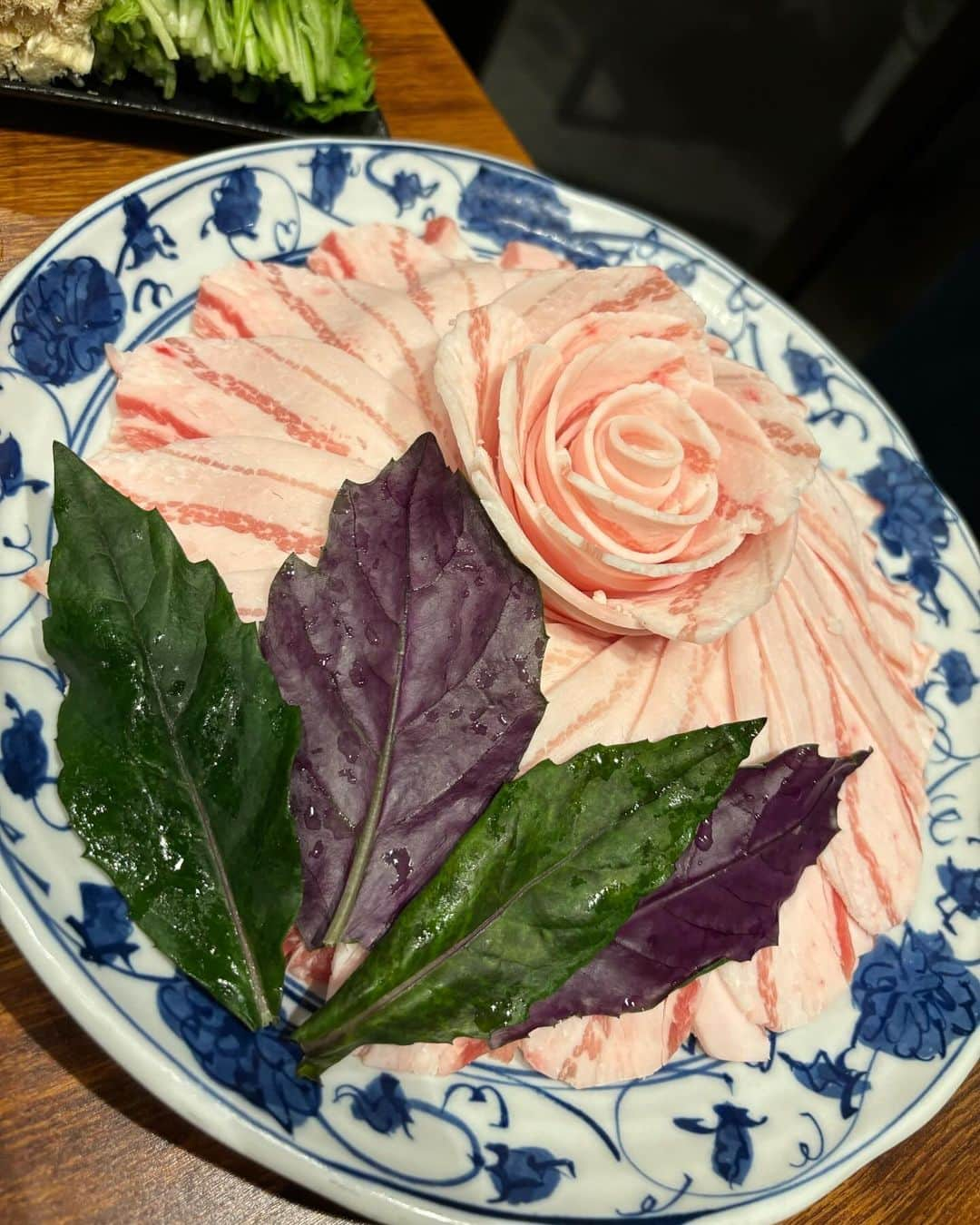 岡本杷奈のインスタグラム：「ロケで食べたしゃぶしゃぶの味が忘れられない(*°𓂍°*)ｼﾞｭﾙ 島らっきょうと一緒に巻いて食べたのが特に絶品だった❣️」