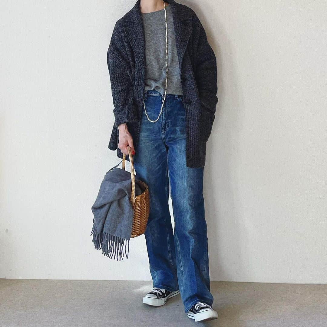 canariaのインスタグラム：「_  トップス、アウター、ストール グレーを色々。  tops #無印良品 outer #spickandspan  denim #healthydenim  shoes #converse bag #apartbylowrys  stole #journalstandard necklace #pinceau  #アラフィフファッション #デニムスタイル #50代ファッション #大人カジュアル #canariacoordinates」