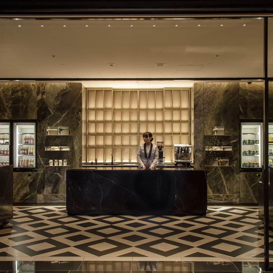 THE WESTIN TOKYO | ウェスティンホテル東京さんのインスタグラム写真 - (THE WESTIN TOKYO | ウェスティンホテル東京Instagram)「1階のインターナショナルレストラン「ザ・テラス」に併設されていたペストリーブティックが独立した店舗「パティスリー・バイ・ウェスティンホテル東京」として生まれ変わります✨   ガラスウォールとアイアンの格子に囲まれた洗練された空間は西洋のオランジュリーをイメージ。ショーケースを回遊しながら宝石を選ぶように煌びやかなパティスリー体験をしていただけます。   エグゼクティブペストリーシェフ鈴木一夫による巧緻をこらした季節のケーキをはじめ、上質な素材を惜しみなく使用した焼き菓子やオリジナルレシピのソルベなど、新しいブティックにふさわしい選び抜いたスイーツの数々を揃えました。 4個からボックスにお詰めするオリジナルチョコレートは『キャラメルブールサレ』や『アールグレイ』など8種類をご用意。お好きなものをガラスのショーケースからお選びください。  併設されたフローリスト「+F」では、ディスプレイされた季節の花々を1 本からご購入いただけます。スイーツとあわせたギフトにも最適です。 「パティスリー・バイ・ウェスティン東京」の一部の商品はウェスティンホテル東京のオンラインショップでもご購入いただけます。   詳細はプロフィールのリンクより🔗  Proudly showcasing a wide selection of delectable items, the pastry boutique “Patisserie by The Westin Tokyo" newly opens as an independent establishment✨   Inspired by European orangeries, this store is surrounded by glass walls and iron lattices, making a walk around the store a dazzling patisserie experience. In addition to a seasonal cake exquisitely prepared by the Chef Kazuo Suzuki, we bring you a wide selection of baked sweets as well as an original recipe sorbet, an exquisite line-up to go with the rebirth of this boutique.   We have also prepared an exquisite ensemble of chocolates to pick up in boxes of 4 or 8 pieces. Pair any of these delicacies with one of the seasonal flowers for sale at the florist next to the store to make your gifts sweeter than ever. Some of the products from "Patisserie by The Westin Tokyo" can also be purchased at The Westin Tokyo’s online shop.   For more details please visit our bio link🔗   #ウェスティンホテル東京 #ウェスティンホテル #ウェスティン #ホテル #日本 #東京 #改装 #グランドオープン #ホテルグランドオープン#パティスリー #チョコレート #フィナンシェ #花 #パティスリーバイウェスティン東京 #ブティック #WestinTokyo#westinhotel#WestinTokyoStores #Patisserie #PatisseriebyTheWestinTokyo #takeout #sweets #reopening #savory #luxurytrip #renovation #grandopen #florist #cake #bakery」12月6日 19時05分 - westintokyo